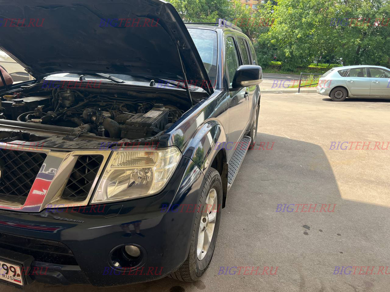 Вид спереди. Замена аккумулятора на Nissan Pathfinder III (R51) Рестайлинг 2010-2014