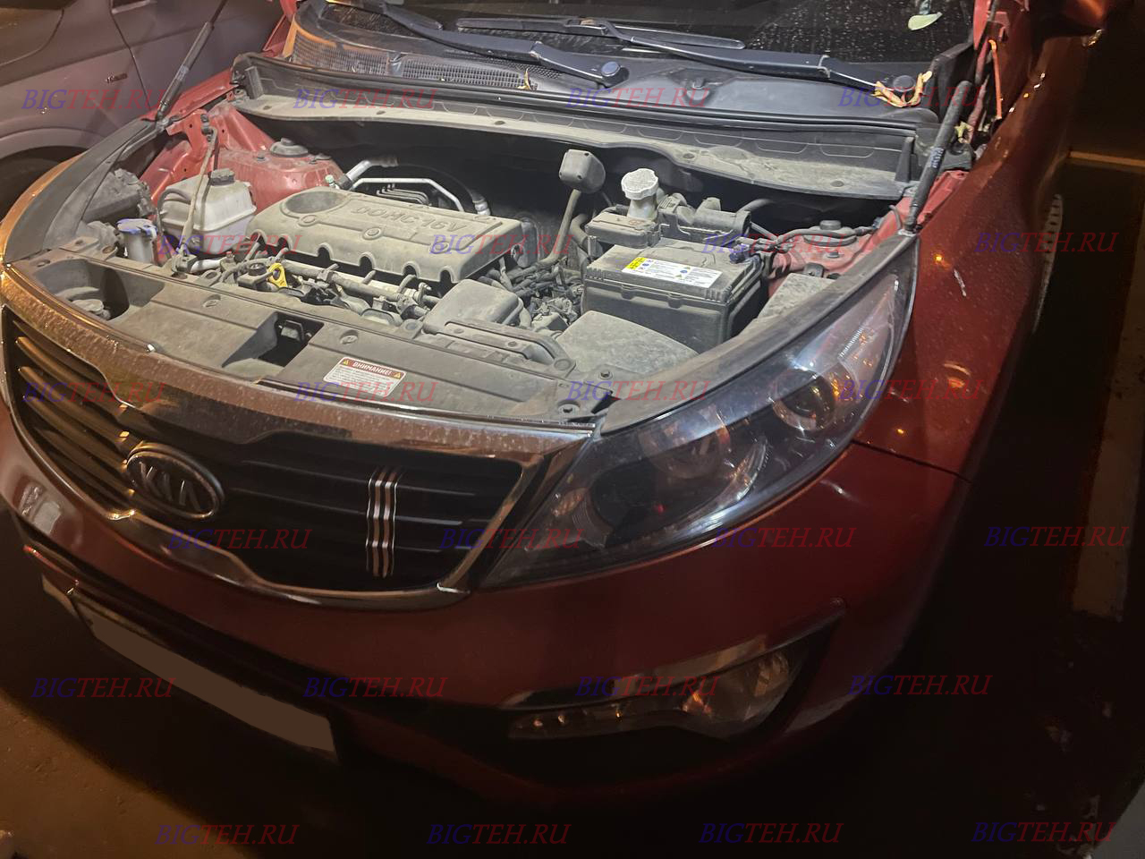 Вид спереди. Замена аккумулятора на Kia Sportage III бензин 2.0 (150/261 л.с.) 2010-2014