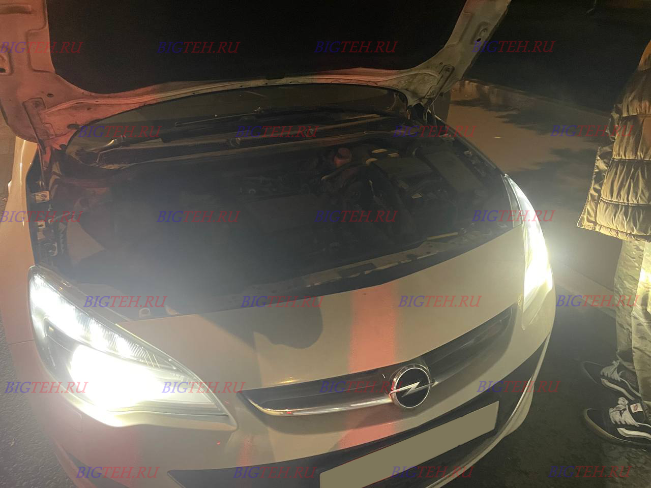 Вид спереди. Замена аккумулятора на Opel Astra J бензин 1.4 (100/120/140 л.с.) рестайлинг 2012 – 2017