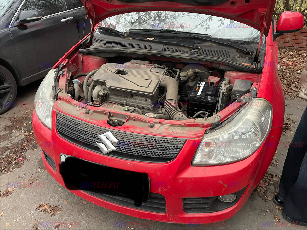 Вид спереди. Замена аккумулятора на Suzuki SX4 Хэтчбек (2006-2014)