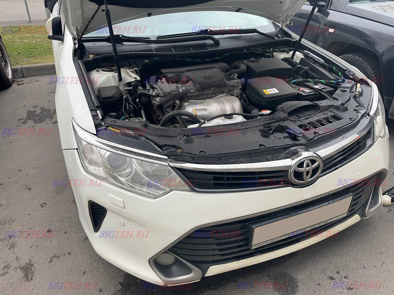 Вид спереди. Замена аккумулятора на Toyota Camry VII бензин 2.5 (181 л.с.) 2014-2017 Вид спереди. Замена аккумулятора на Toyota Camry VII бензин 2.5 (181 л.с.) 2014-2017