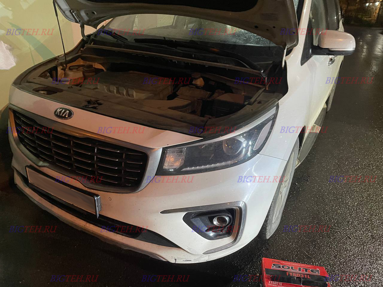 Вид спереди. Замена аккумулятора на Kia Carnival III 2014 - 2021 2.2d, 202 л.с.