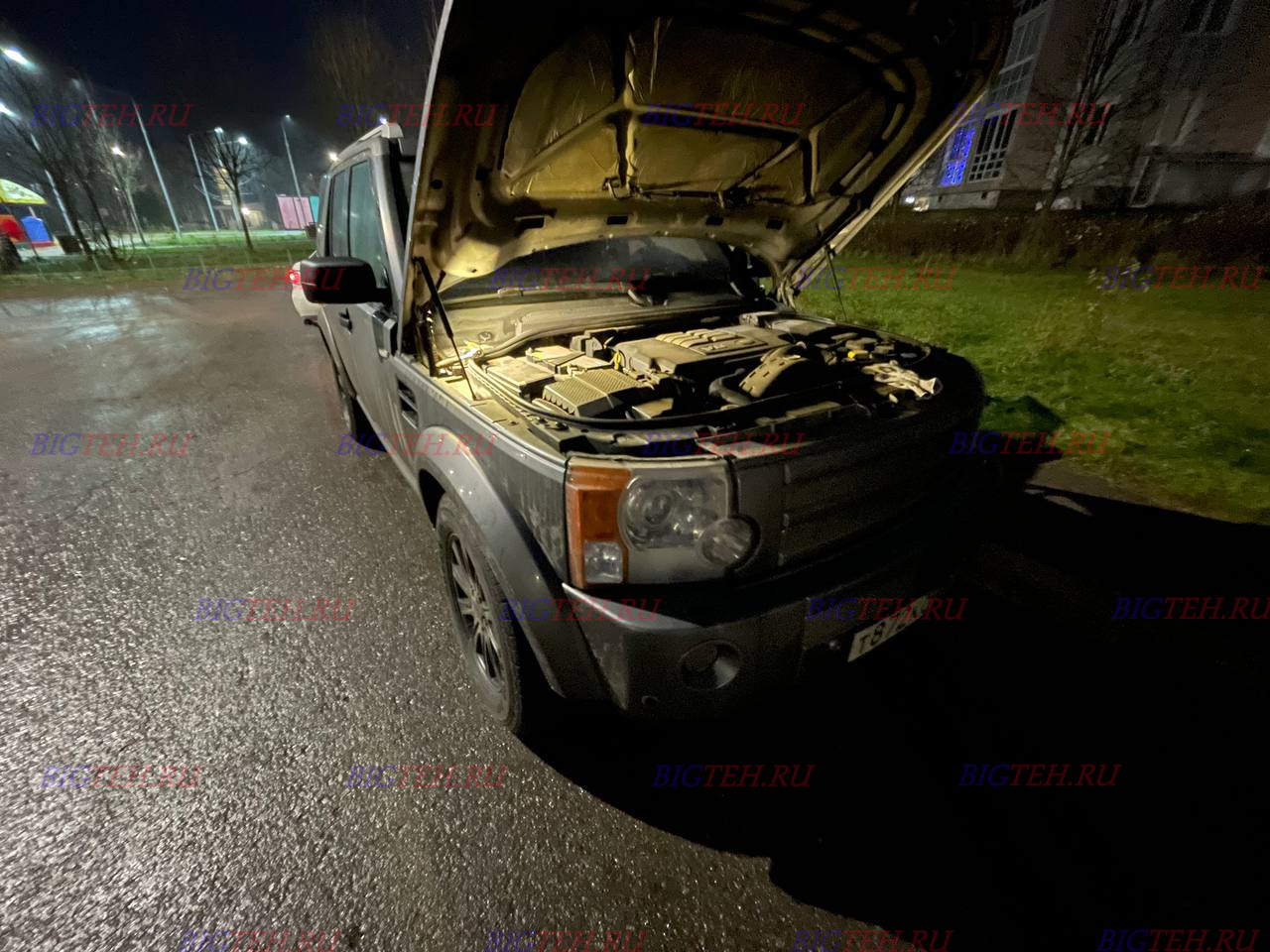 Вид спереди. Замена аккумулятора на LandRover Discovery III 2004 - 2009