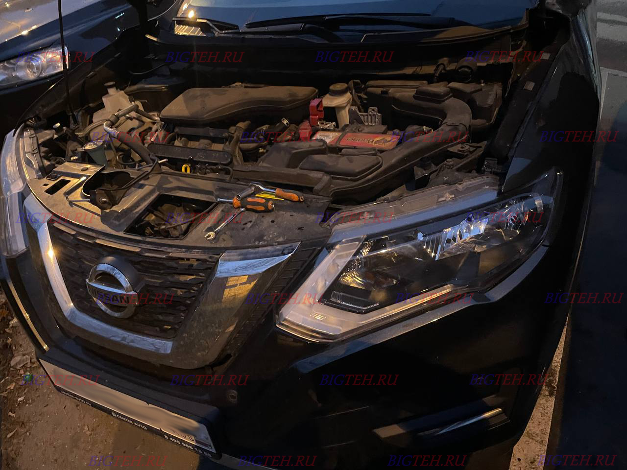 Вид спереди. Замена аккумулятора на Nissan X-Trail T32 бензин 2.0 (144 л.с.) 2013 – 2019