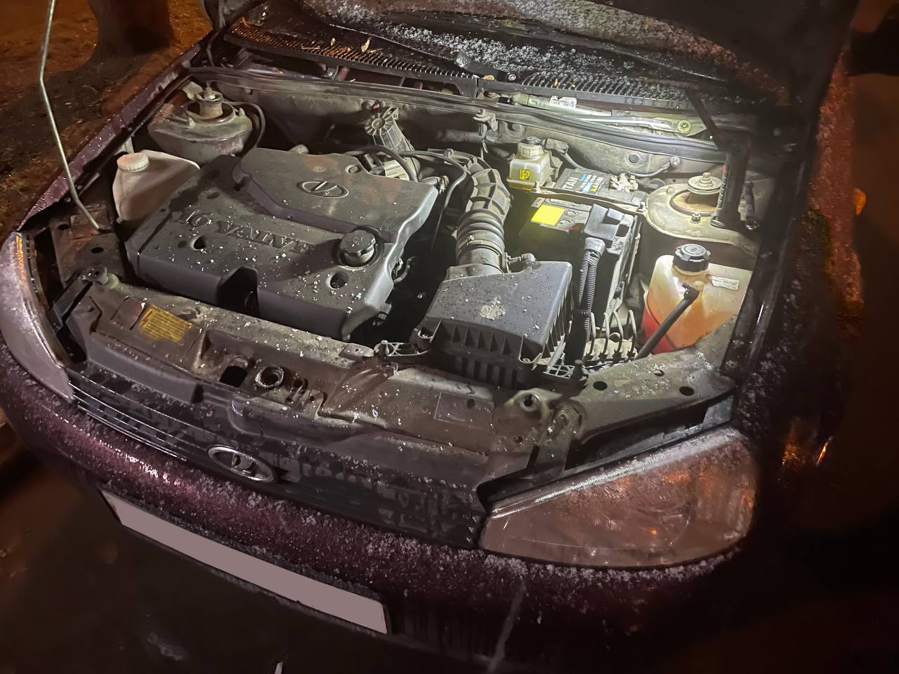 Вид спереди. Замена аккумулятора на ВАЗ (ЛАДА) Калина I бензин 1.6 (81/84/90/98 л.с.) 2004-2013