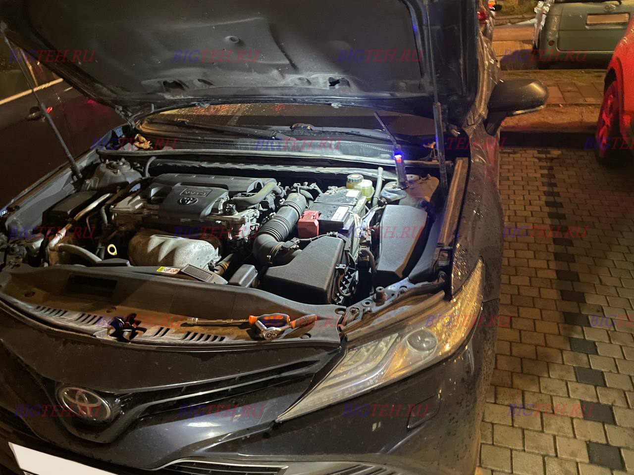 Вид спереди. Замена аккумулятора на Toyota Camry 8 Рестайлинг бензин 2.5 (200 л.с.) 2020-2022