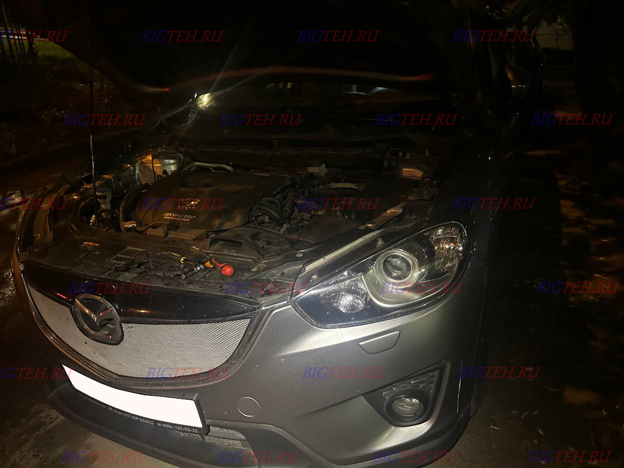 Вид спереди. Замена аккумулятора на Mazda CX-5 бензин 2.5 (184/192 л.с.) 2013