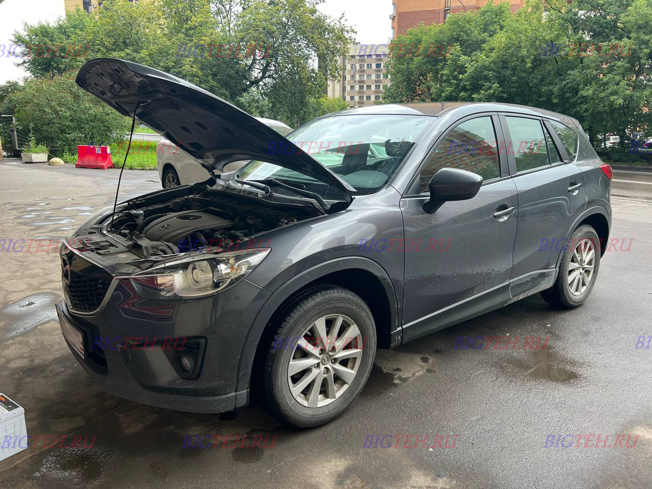 Вид спереди. Замена аккумулятора на Mazda CX-5 (2011 – 2015)