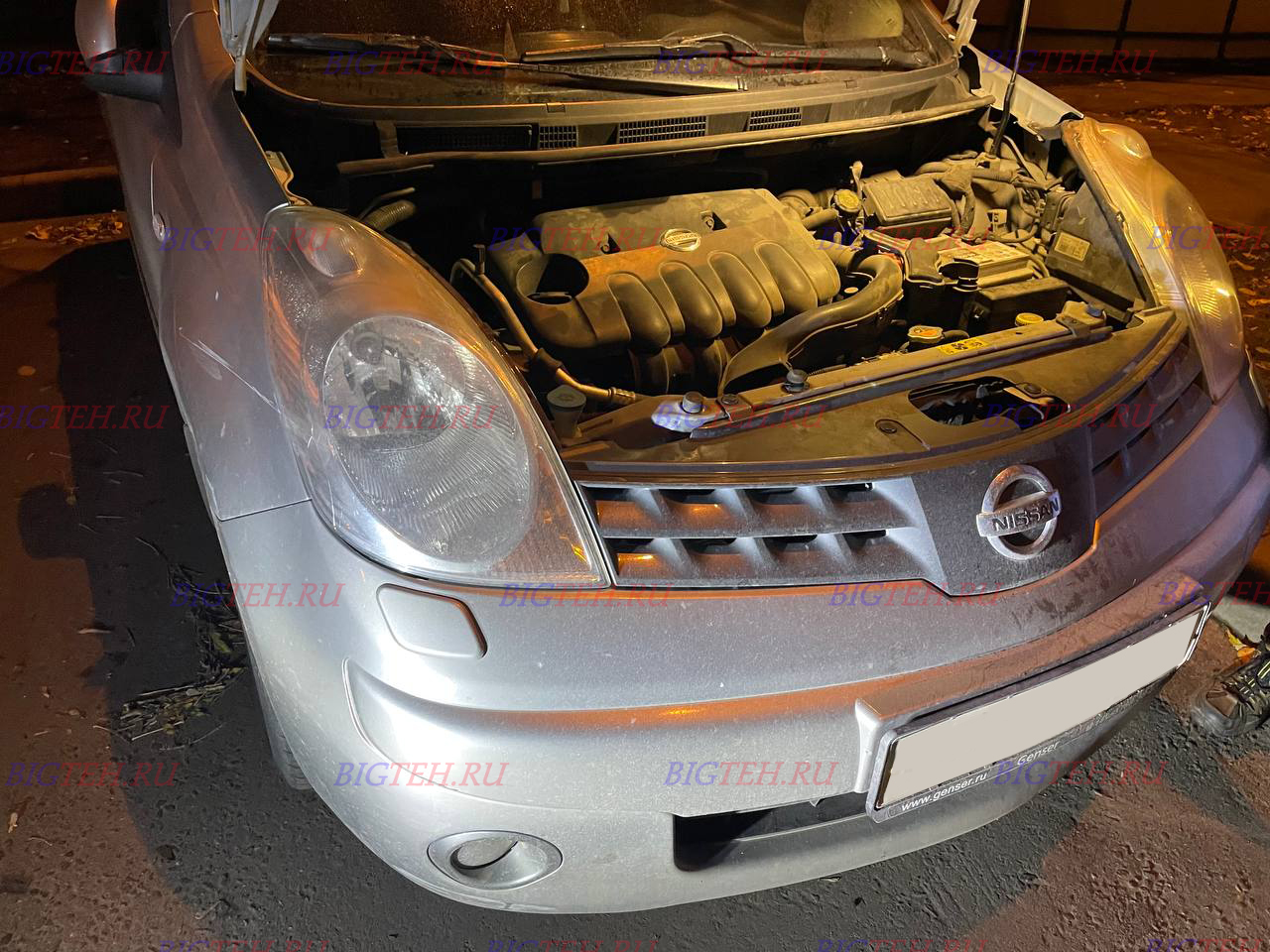 Вид спереди. Замена аккумулятора на Nissan Note E11 (2005-2009)
