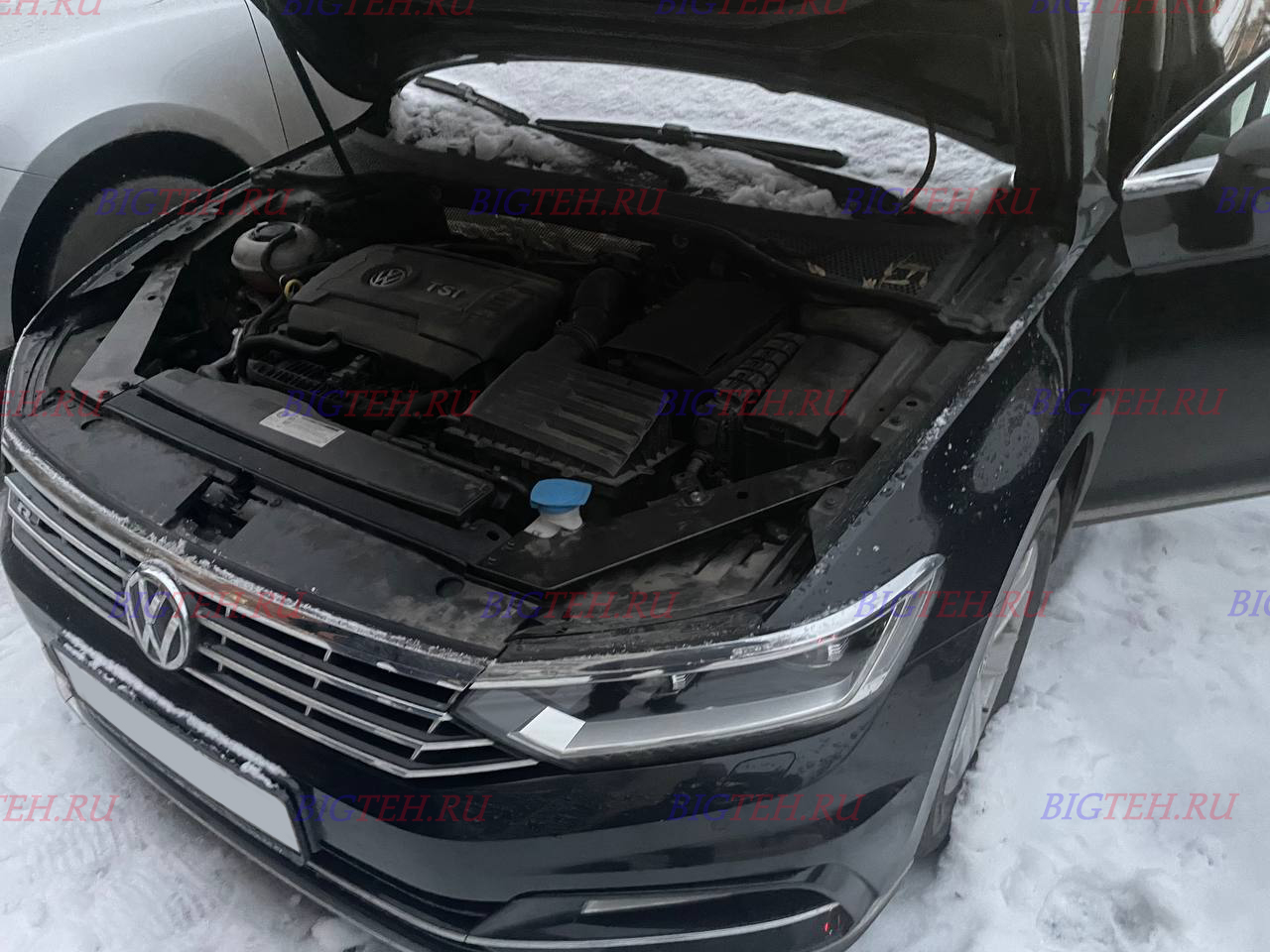 Вид спереди. Замена аккумулятора на Volkswagen Passat B8 бензин 1.8 (180 л.с.) 2014-2020