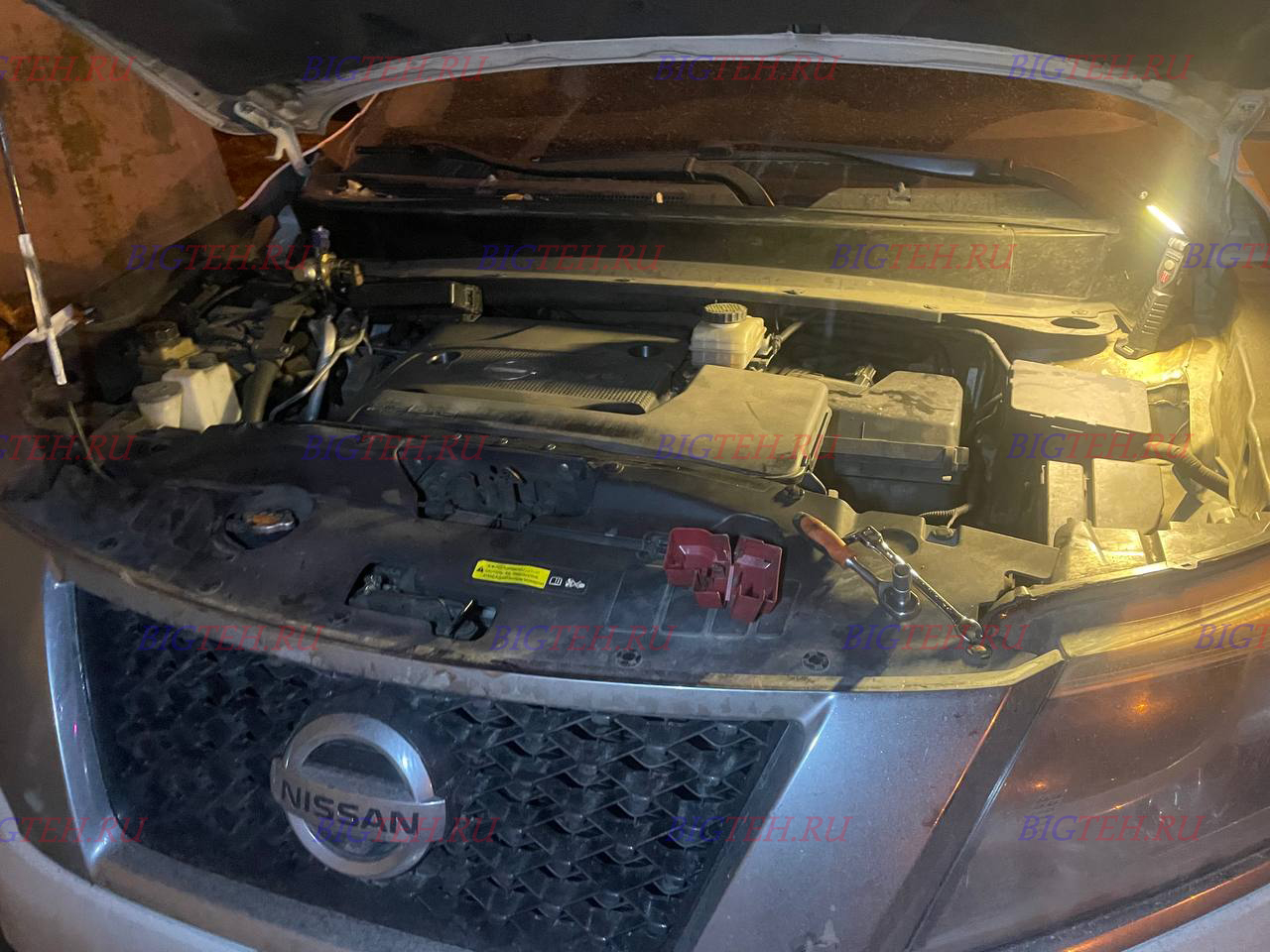 Вид спереди. Замена аккумулятора на Nissan Pathfinder (R52) бензин 3.5 (249 л.с.) 2012-2017