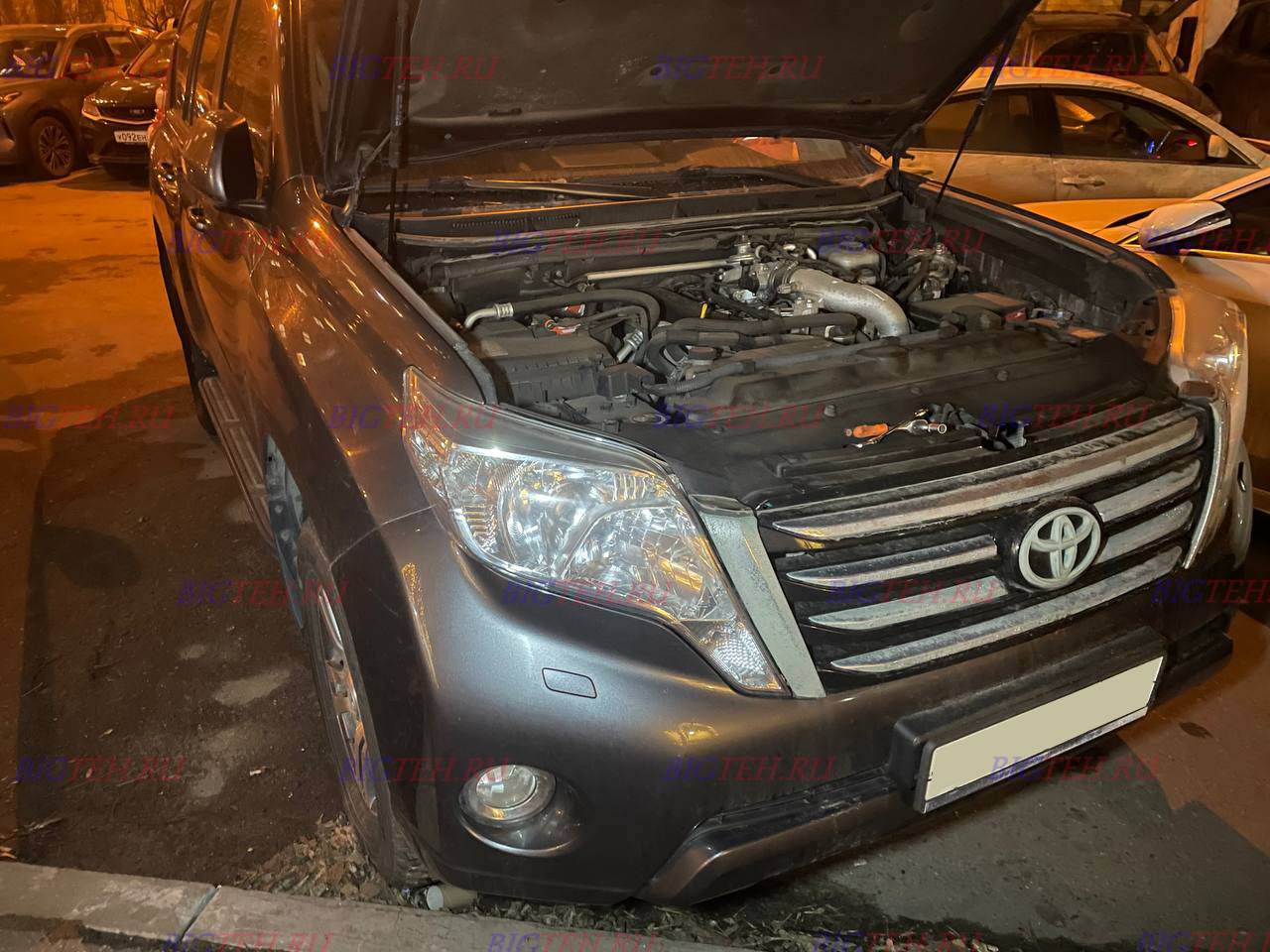 Вид спереди. Замена аккумулятора на Toyota Land Cruiser Prado 150 дизель 2.8 (2013-2017) рестайлинг