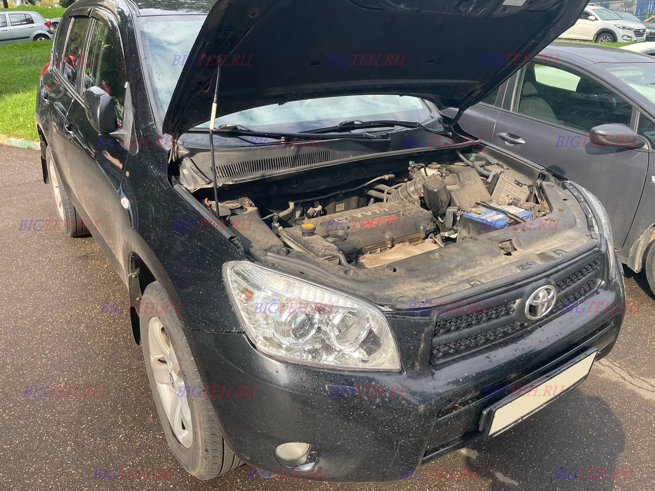 Вид спереди. Замена аккумулятора на Toyota RAV4 III бензин 2.0 (2010-2014)