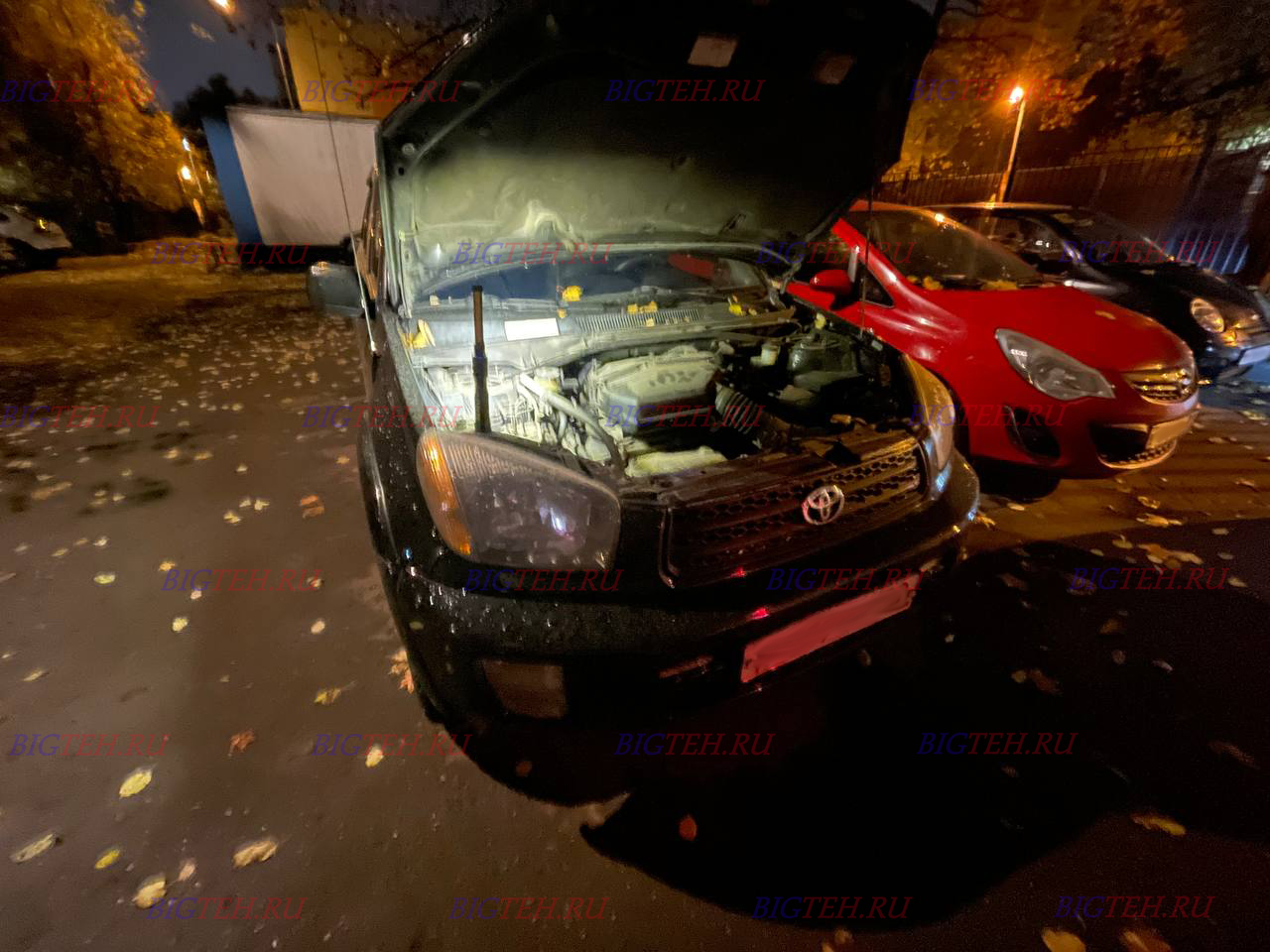 Вид спереди. Замена аккумулятора на Toyota RAV4 2 бензин 2.0 (150 л.с.) 2003-2006 Вид спереди. Замена аккумулятора на Toyota RAV4 2 бензин 2.0 (150 л.с.) 2003-2006