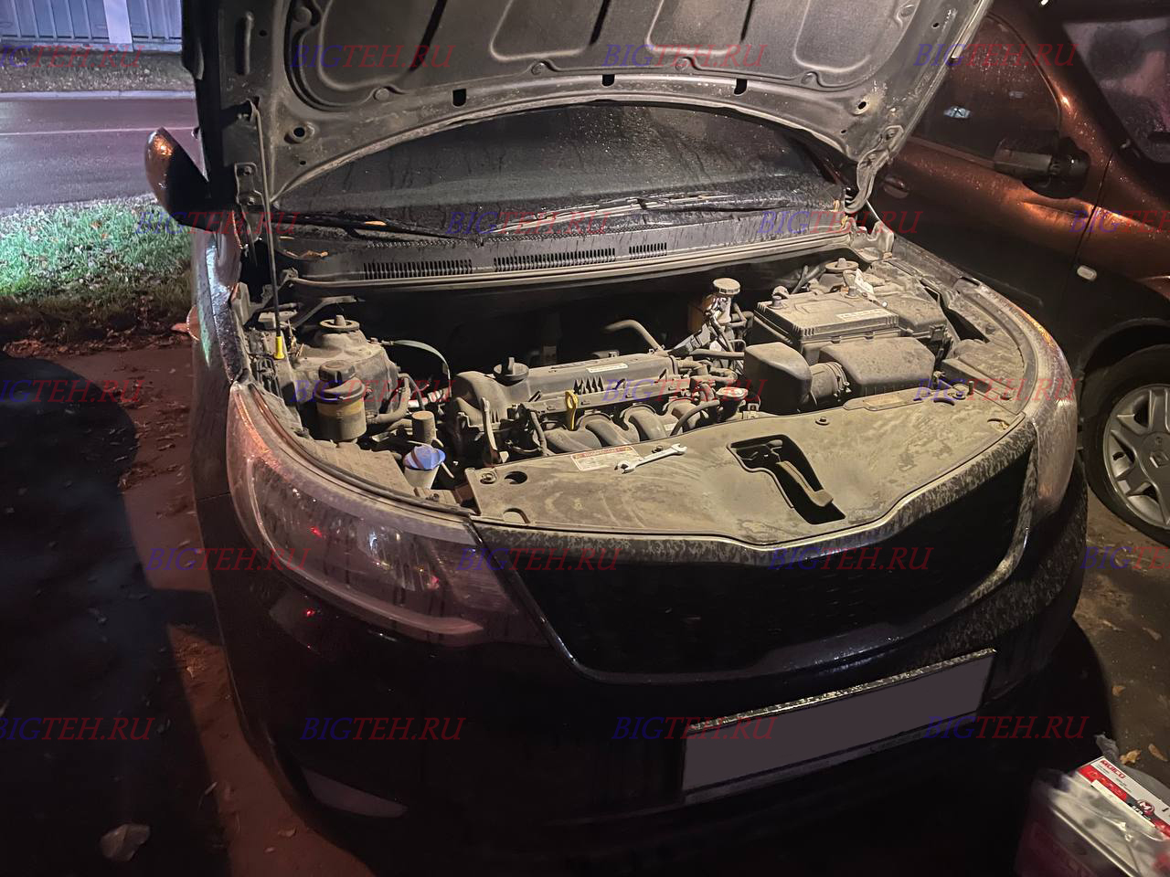 Вид спереди. Замена аккумулятора на Kia Rio III 2014г Вид спереди. Замена аккумулятора на Kia Rio III 2014г