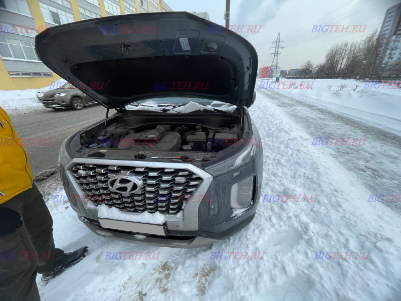 Вид спереди. Замена аккумулятора на Hyundai Santa Fe IV (2018-2020)