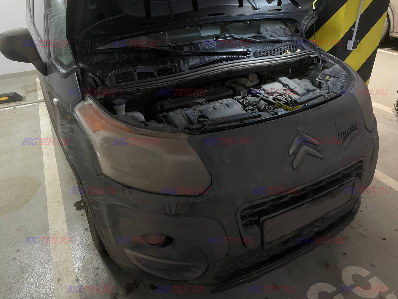 Вид спереди. Замена аккумулятора на Citroen C3 Picasso бензин 1.6 (115 л.с.) 2009-2012