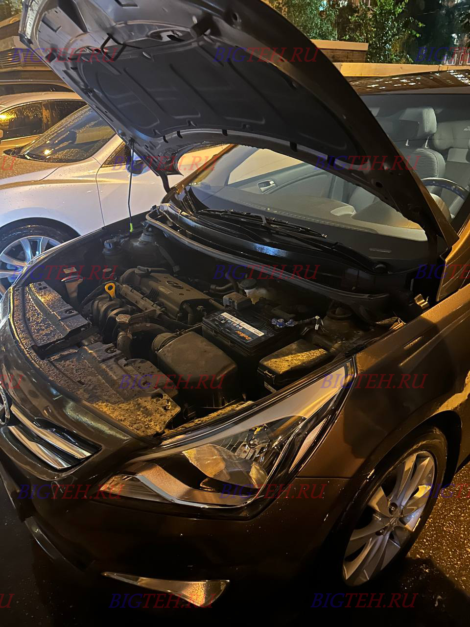 Вид спереди. Замена аккумулятора на Hyundai Solaris I Рестайлинг 2016г