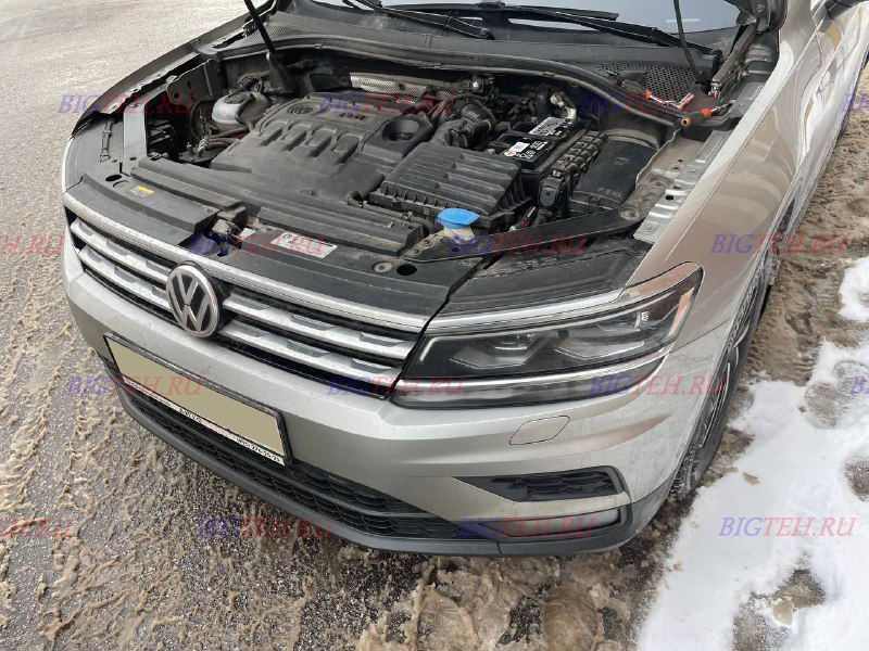 Вид спереди. Замена аккумулятора на Volkswagen Tiguan II дизель 2.0 (150 л.с.) 2016-2020