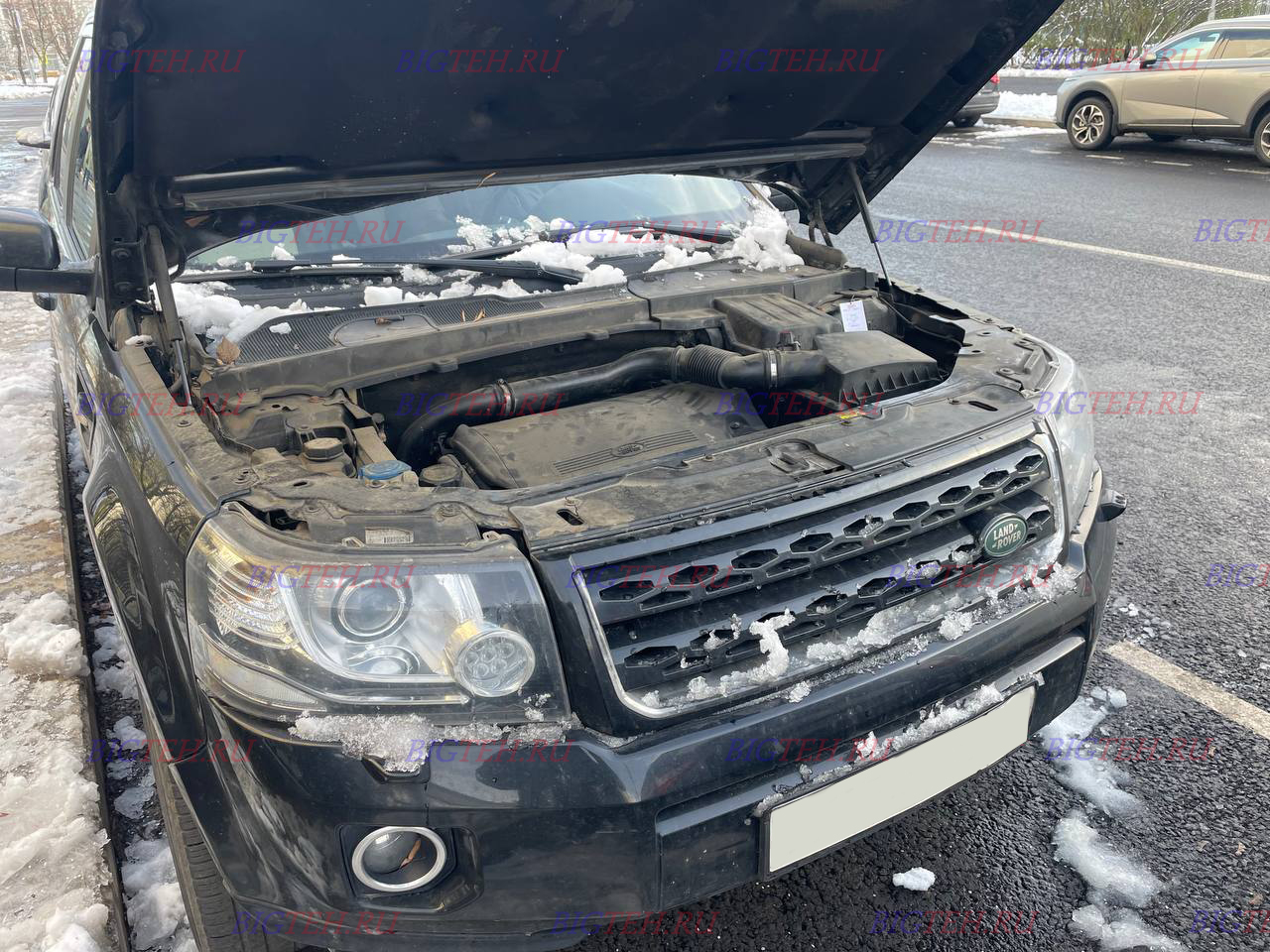 Вид спереди. Замена аккумулятора на Land Rover Freelander 2 diesel 2.0 (150/190 л.с.) рестайлинг 2010-2012