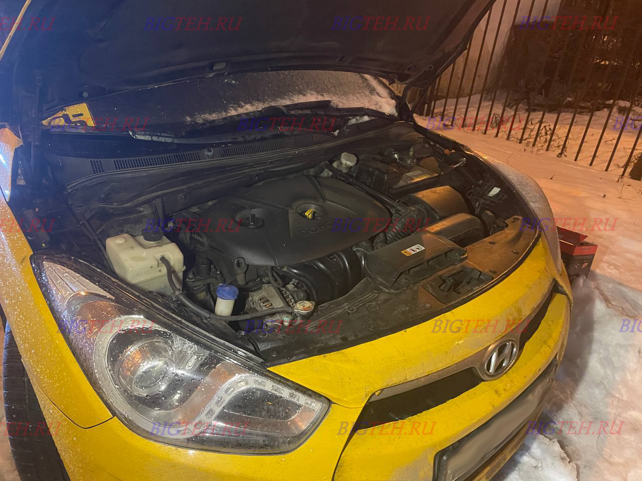 Вид спереди. Замена аккумулятора на Hyundai i40 I бензин 2.0 (150/178 л.с.) 2011-2015