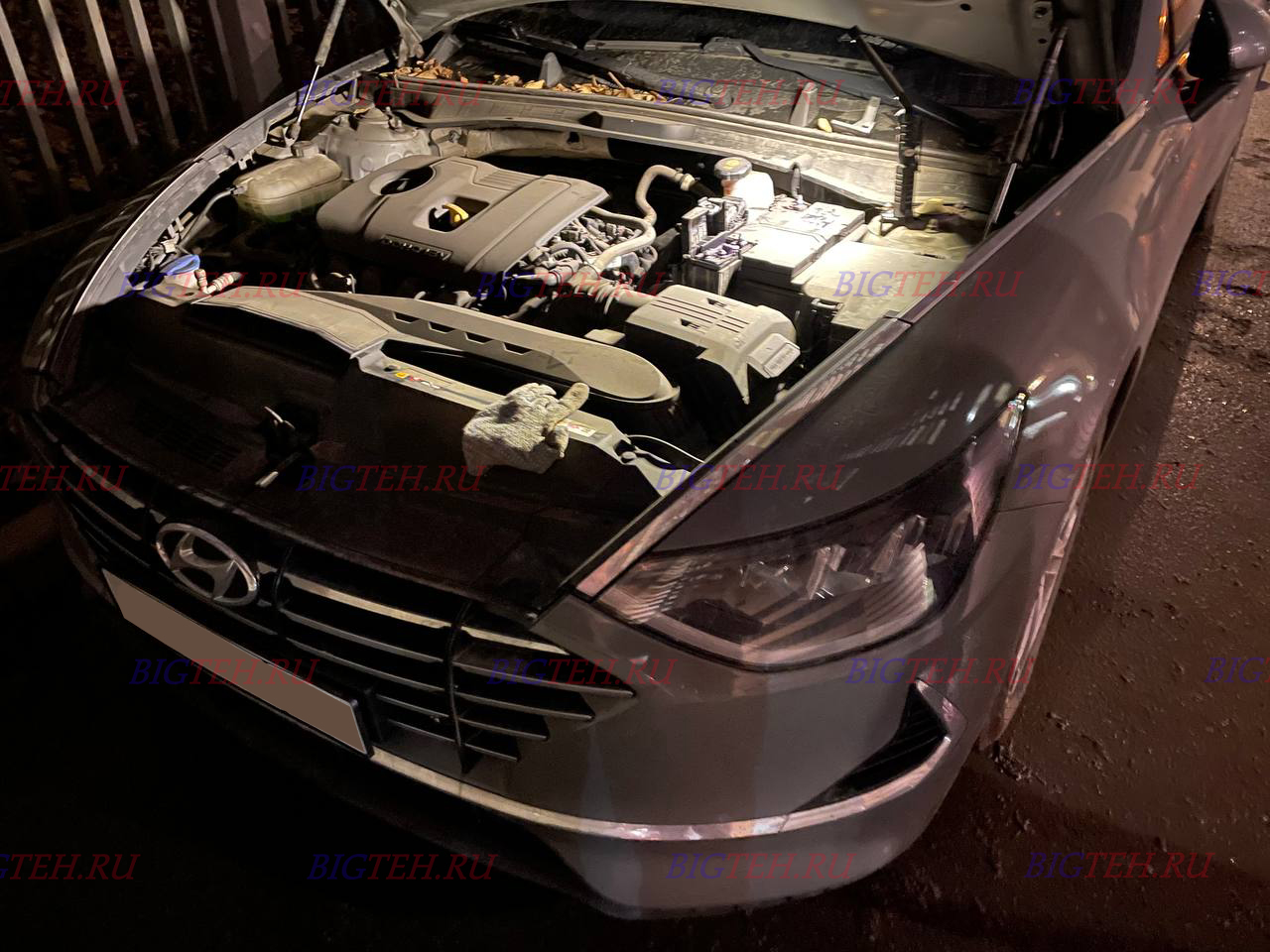 Вид спереди. Замена аккумулятора на Hyundai Sonata VIII (DN8) бензин 2.0 (150 л.с.) 2019-н.в.