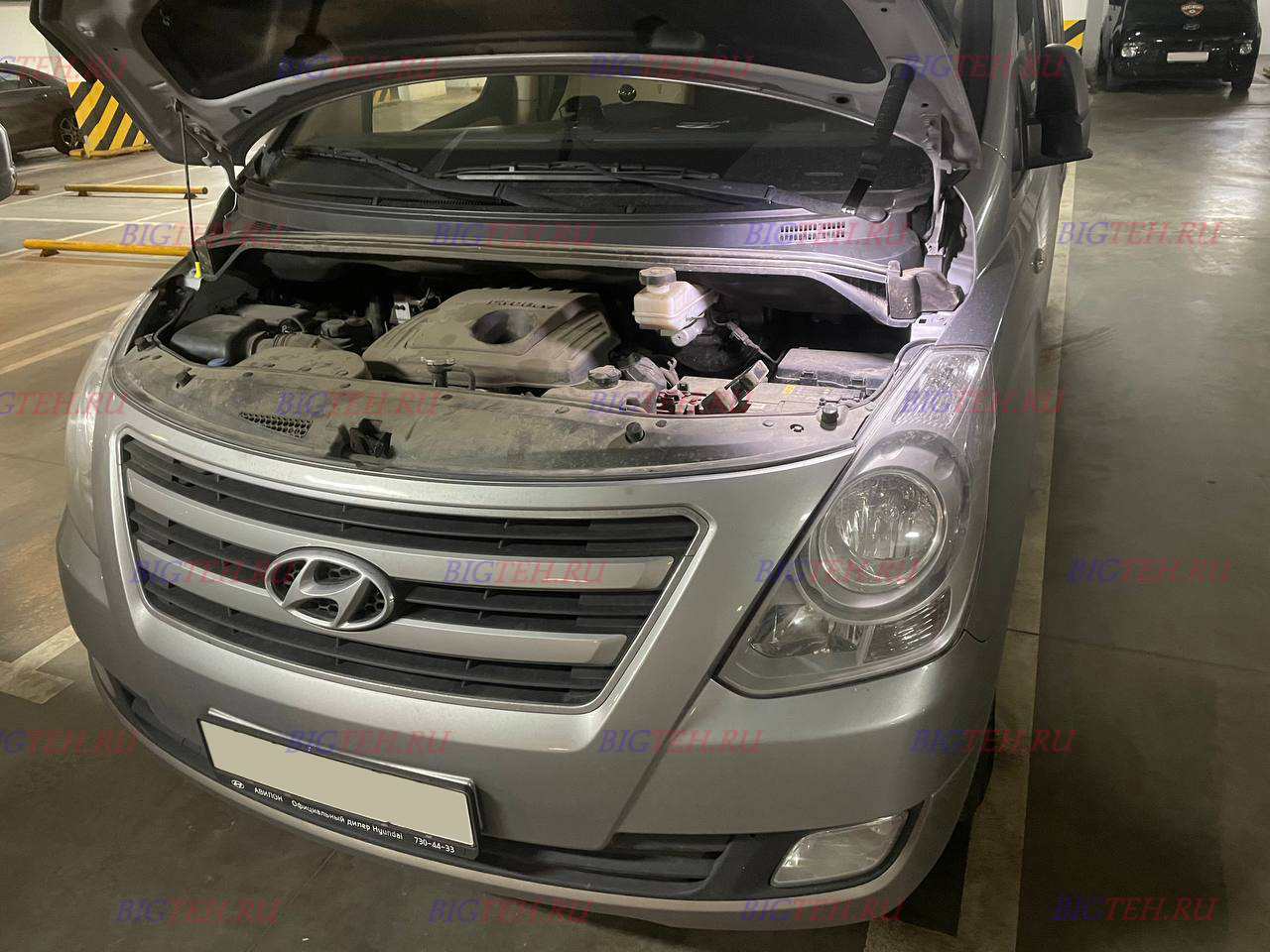 Вид спереди. Замена аккумулятора на Hyundai Grand Starex (2007-2015)