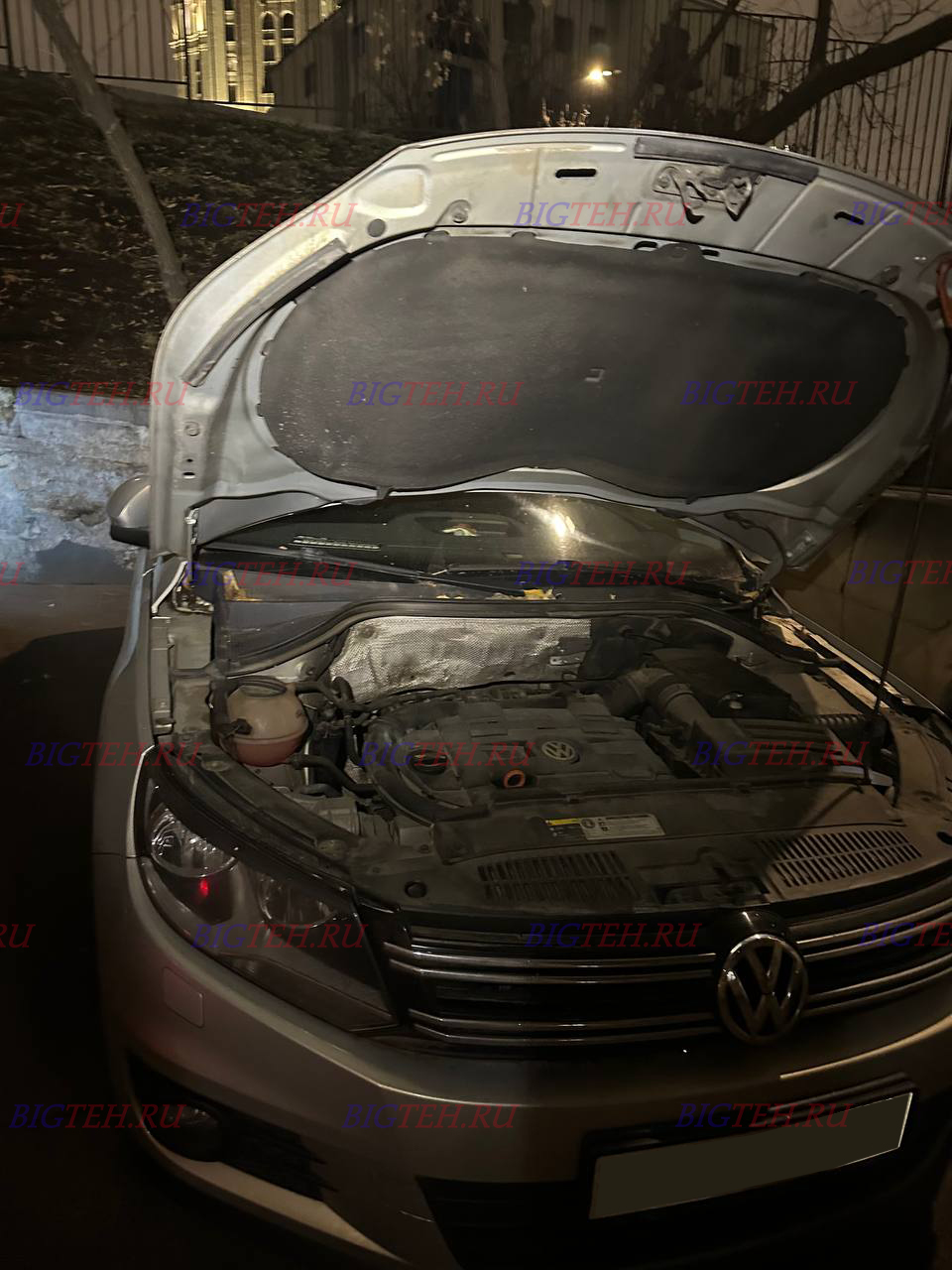 Вид спереди. Замена аккумулятора на Volkswagen Tiguan II бензин 1.4 (125/150 л.с.) 2016-2020
