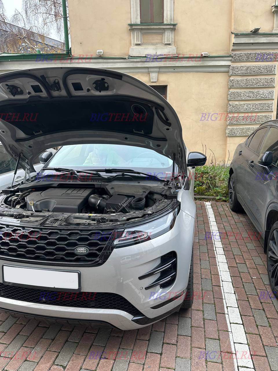 Вид спереди. Замена аккумулятора на Land Rover Range Rover Evoque II (2018-2020)