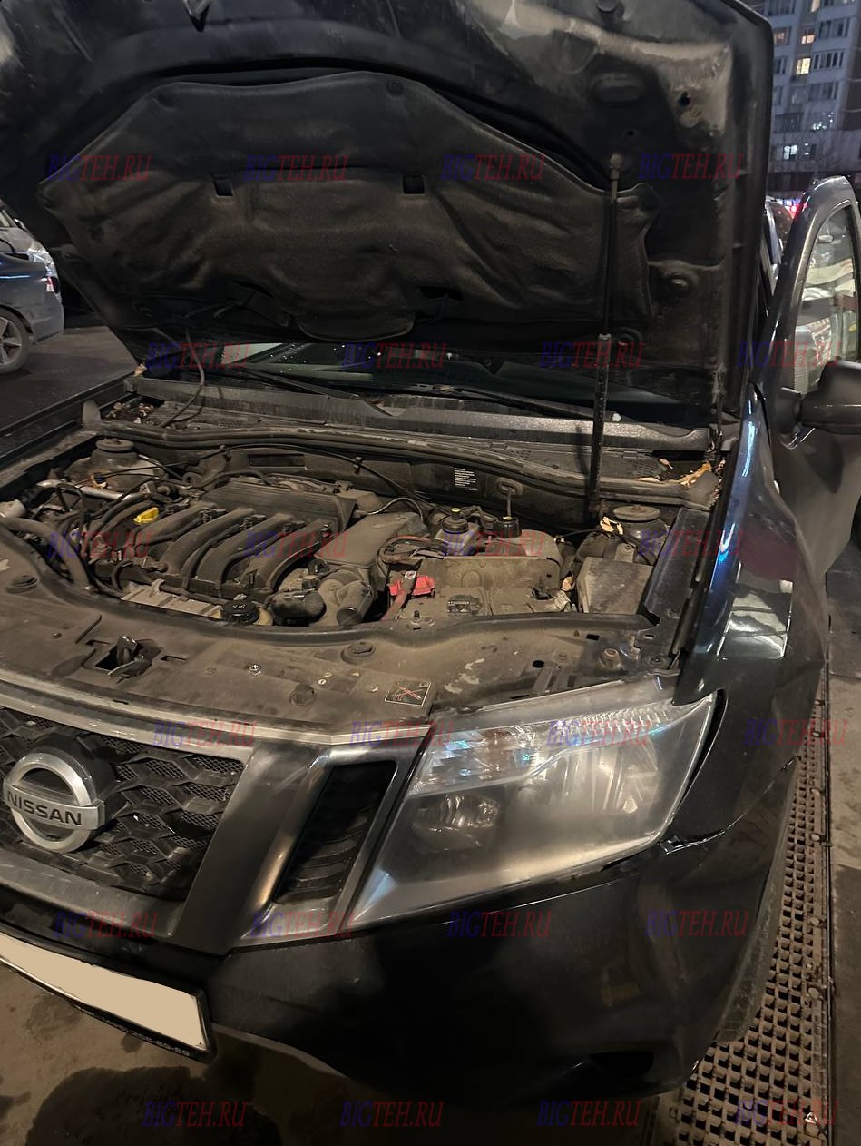 Вид спереди. Замена аккумулятора на Nissan Terrano III (D10) бензин 2.0 (135/143 л.с.) 2014-2020