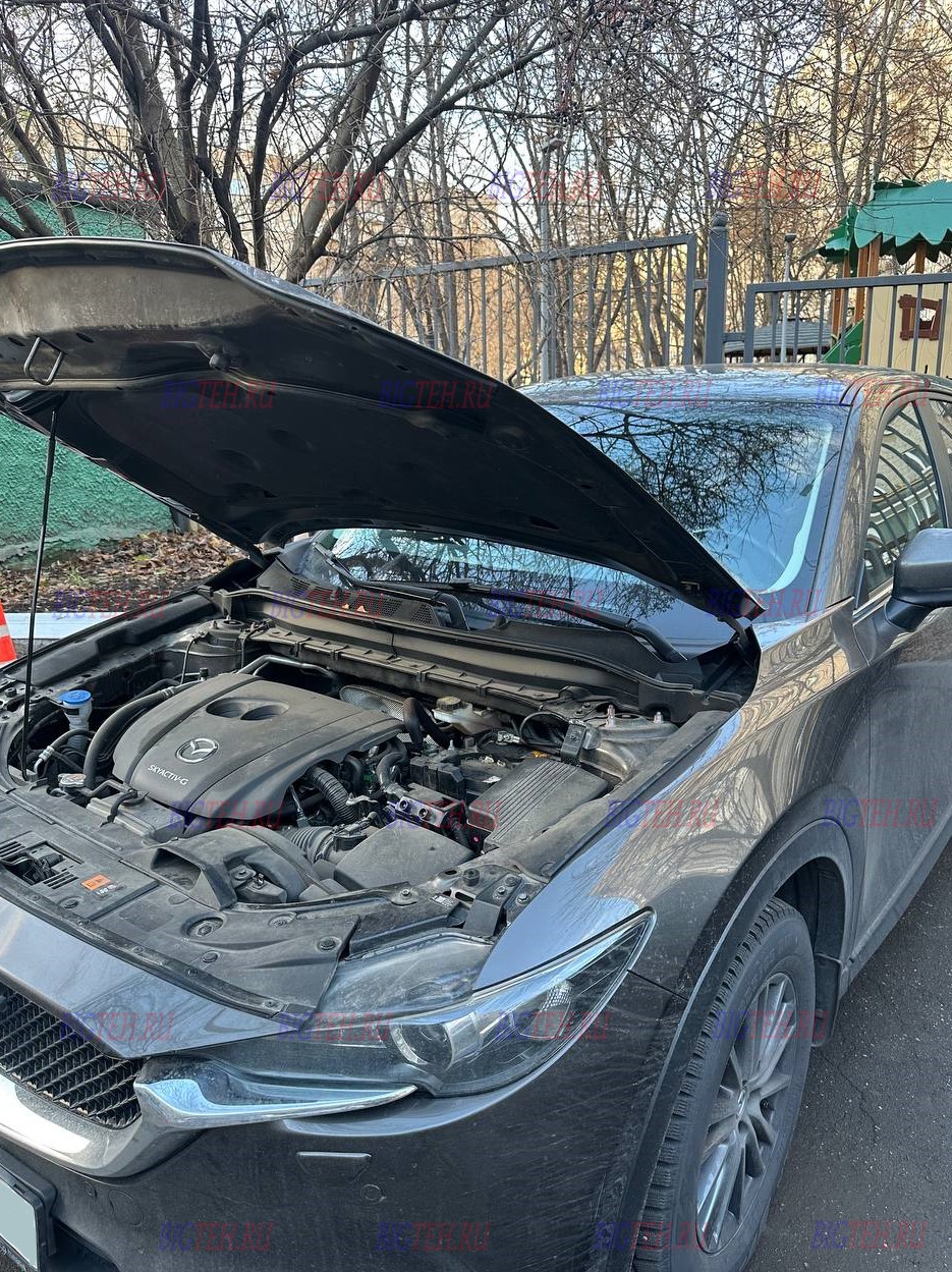 Вид спереди. Замена аккумулятора на Mazda CX-5 бензин 2.0 (150 л.с.) 2018г
