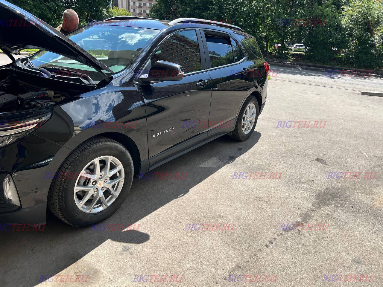 Вид спереди. Замена аккумулятора на Chevrolet Equinox III (2017-2020)