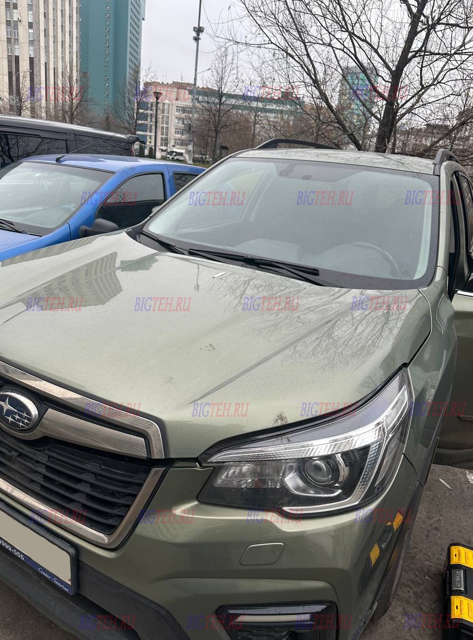 Вид спереди. Замена аккумулятора на Subaru Forester V бензин 2.5 (185 л.с.) 2018-2020