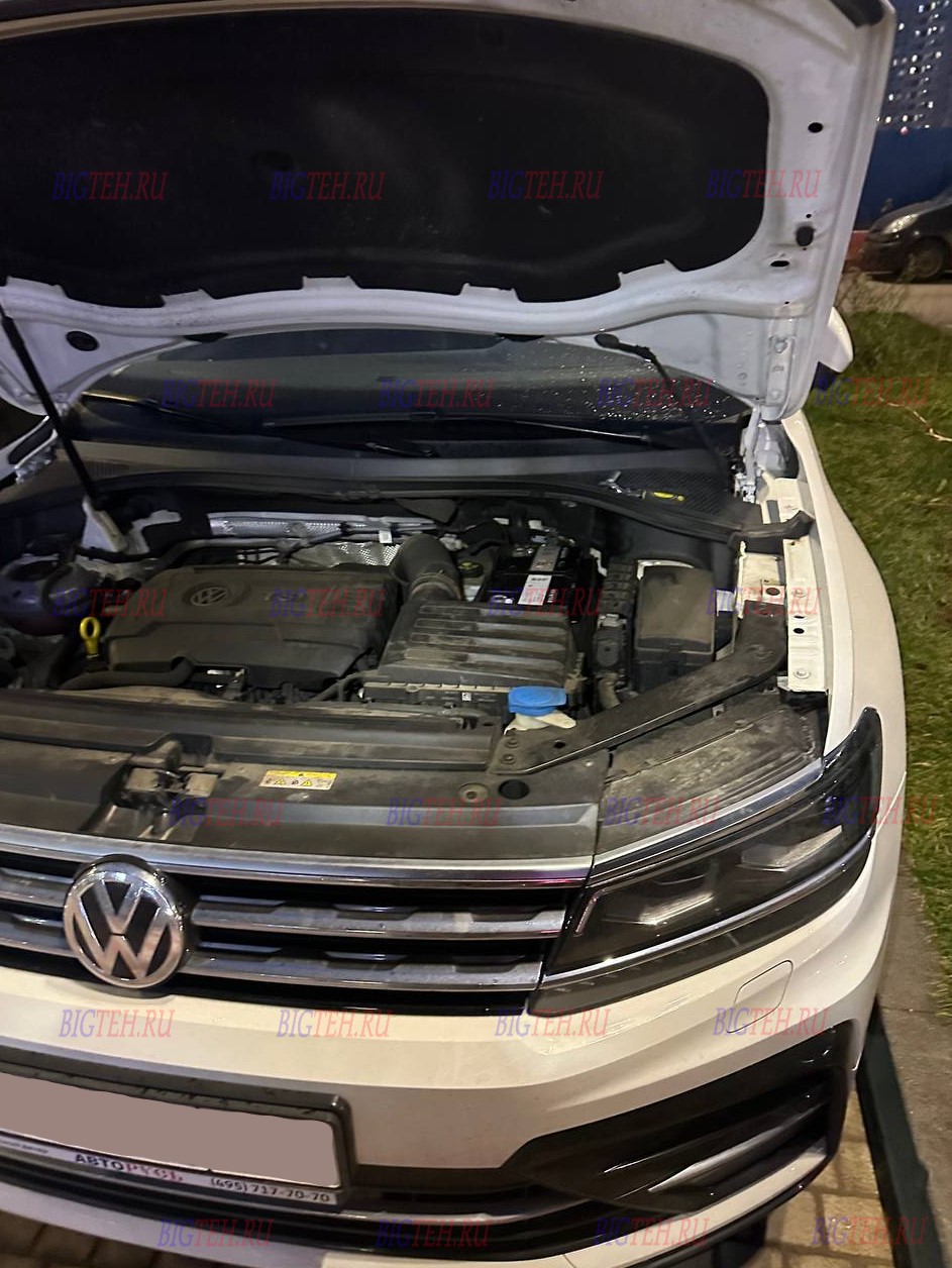 Вид спереди. Замена аккумулятора на Volkswagen Tiguan II бензин 2.0 (180/220 л.с.) 2018г.