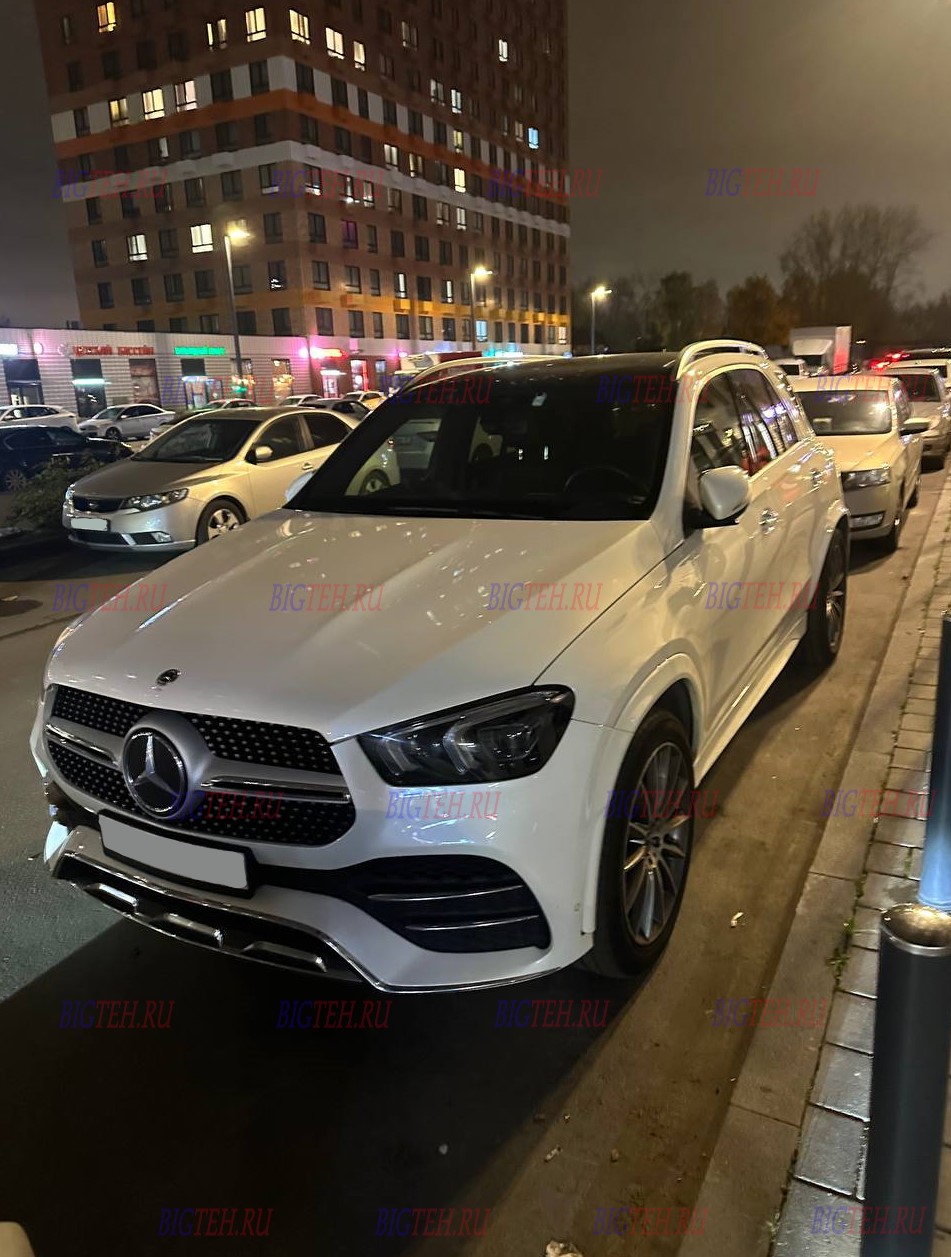 Вид спереди. Замена аккумулятора на Mercedes-Benz GLE300d (V167) дизель 2.0 2018–2024