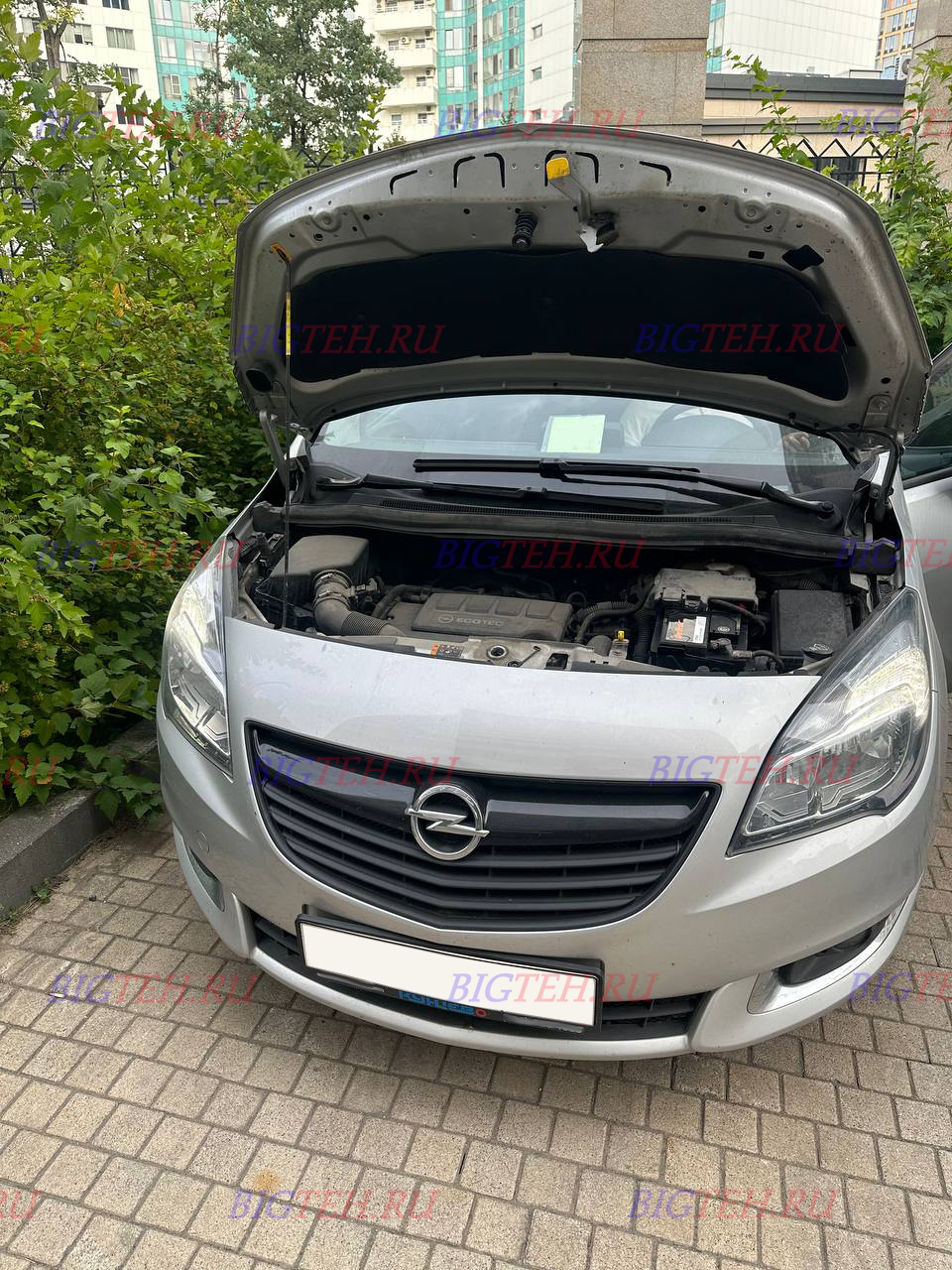 Вид спереди. Замена аккумулятора на Opel Meriva B бензин 1.4 (100/120/140 л.с.) 2010-2014
