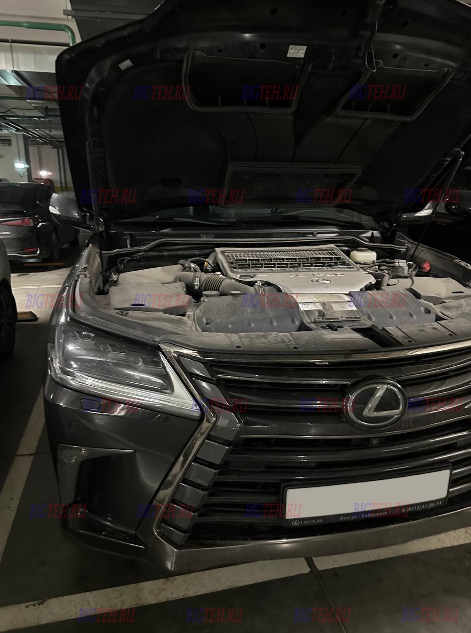 Вид спереди. Замена аккумулятора на Lexus LX450 III Рестайлинг дизель 4.5 (272 л.с.) 2015-2020