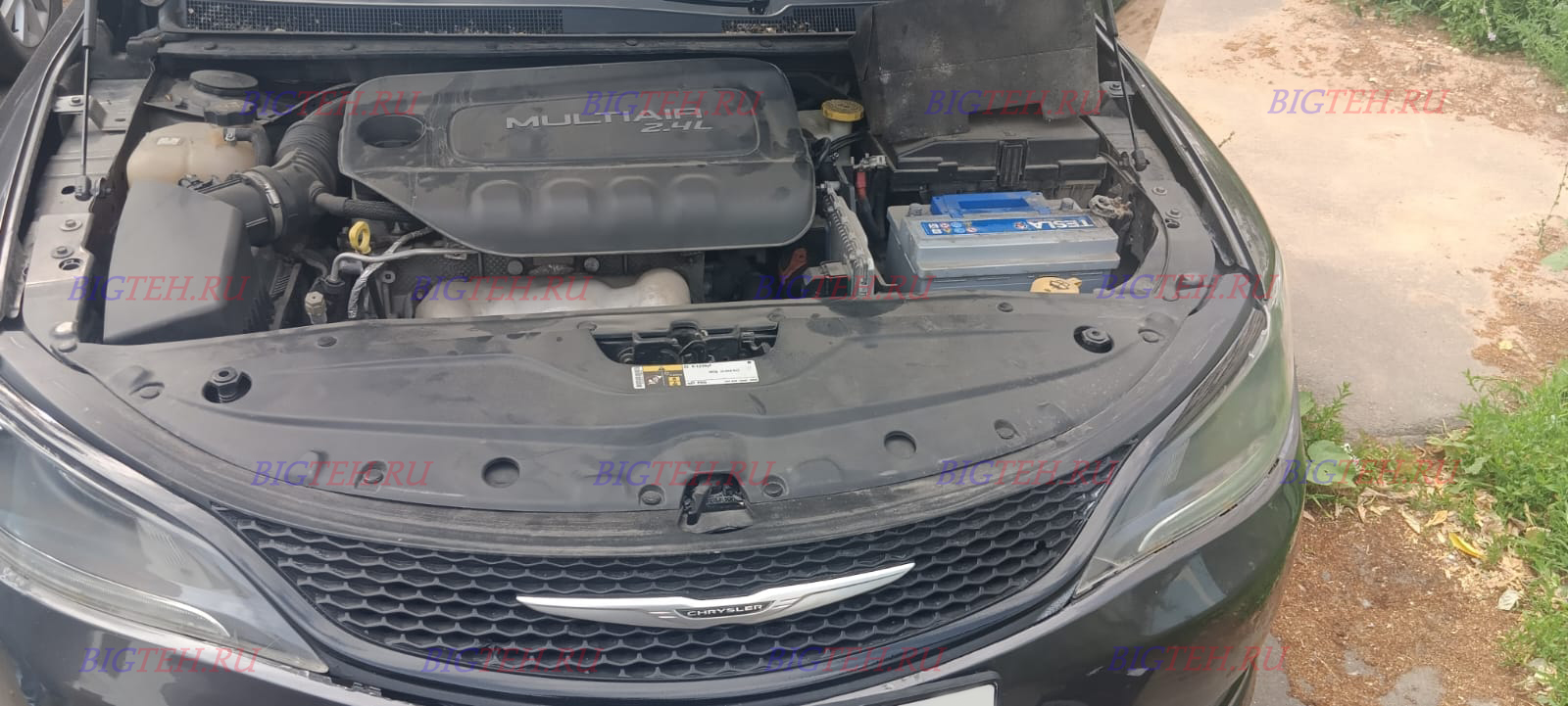 Под капотом. Замена аккумулятора на Chrysler 200 бензин 2.4 (184 л.с.) 2014-2016