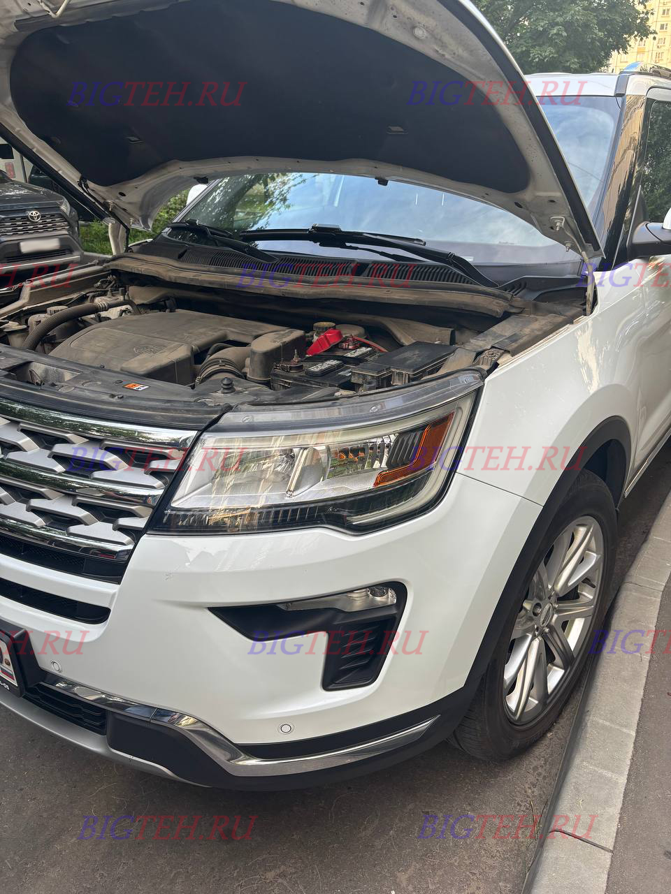 Вид спереди. Замена аккумулятора на Ford Explorer V бензин 3.5 (2017-2019) рестайлинг