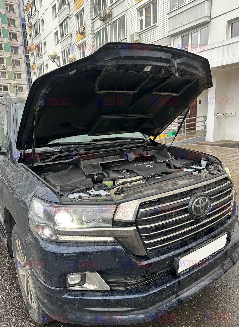 Вид спереди.Замена аккумулятора на Toyota Land Cruiser 200 VI дизель 4.5 (2015-2020) рестайлинг Вид спереди.Замена аккумулятора на Toyota Land Cruiser 200 VI дизель 4.5 (2015-2020) рестайлинг