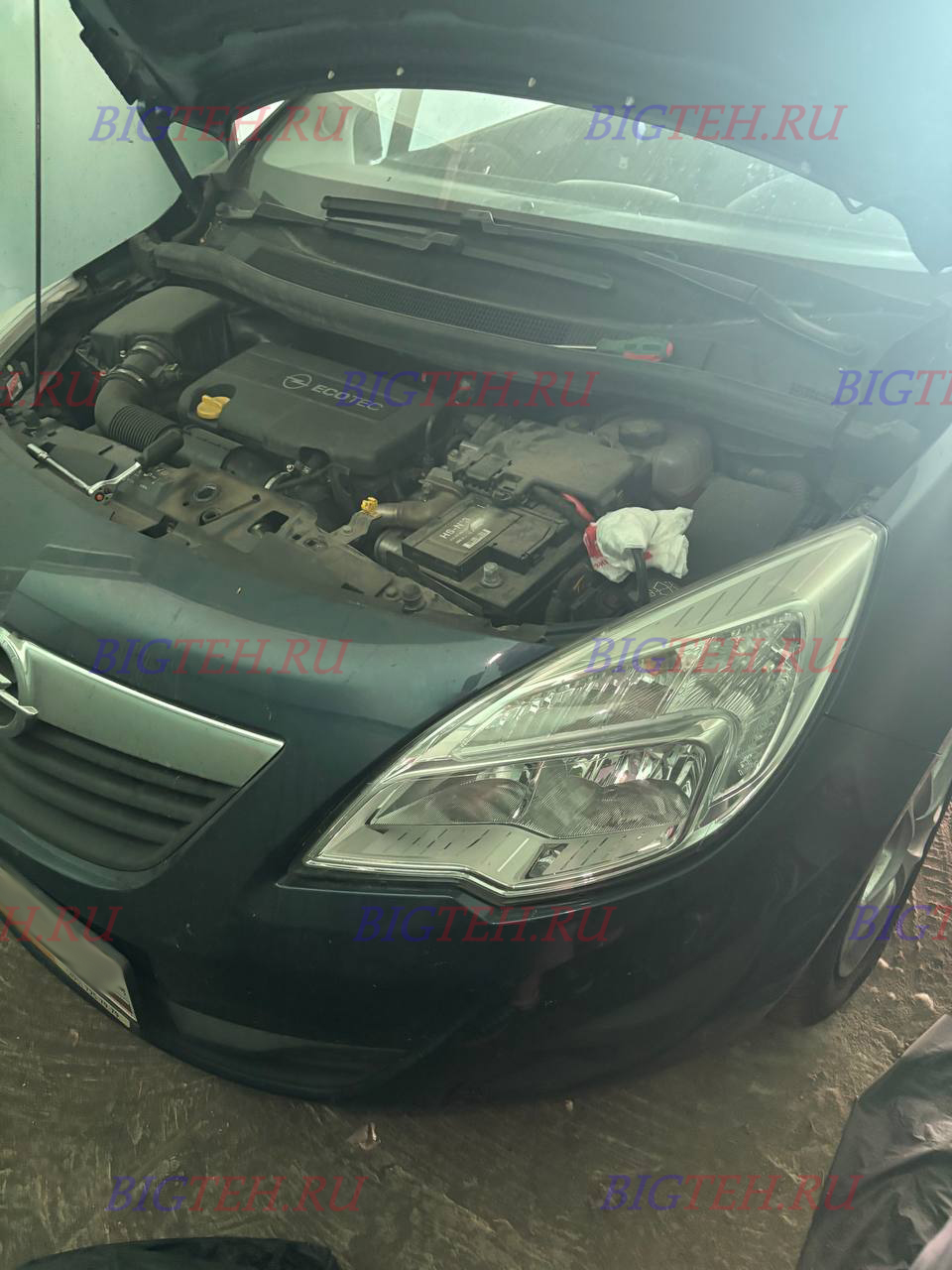 Вид спереди. Замена аккумулятора на Opel Meriva B (2010-2014)