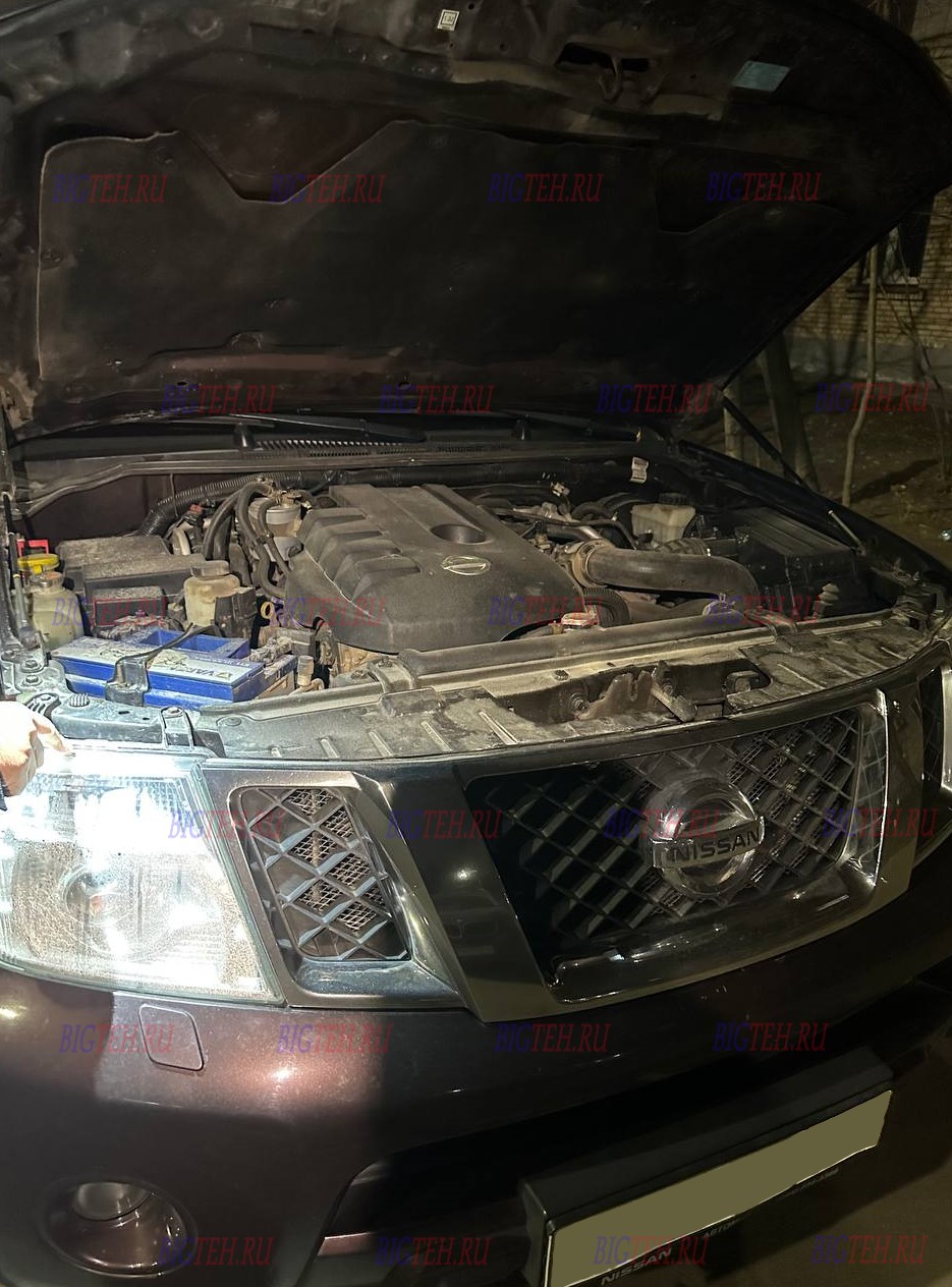 Вид спереди. Замена аккумулятора на Nissan Pathfinder R51 diesel 2.5 (190 л.с.) рестайлинг 2010-2014