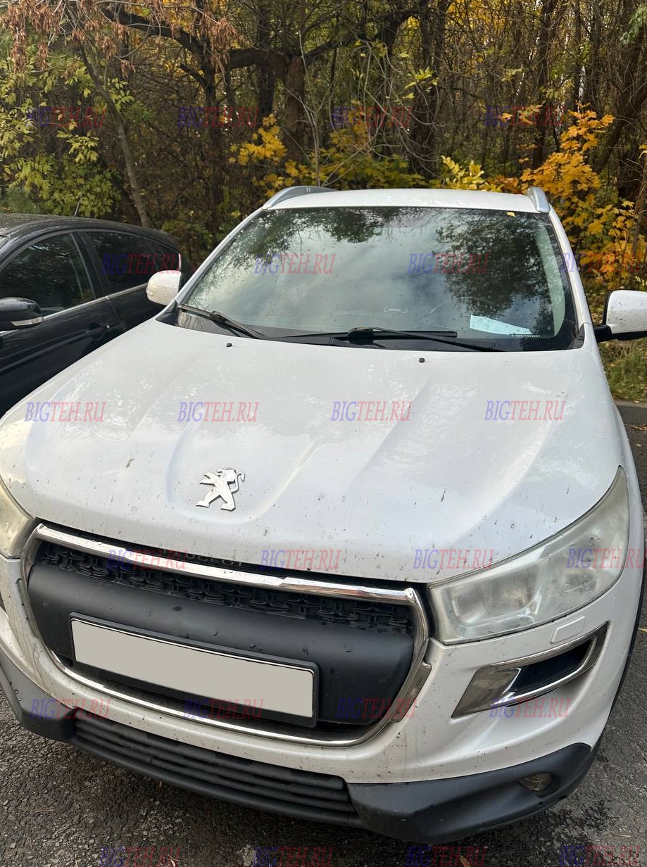 Вид спереди. Замена аккумулятора на Peugeot 4008 бензин 2.0 (150 л.с.) 2012-2017 Вид спереди. Замена аккумулятора на Peugeot 4008 бензин 2.0 (150 л.с.) 2012-2017