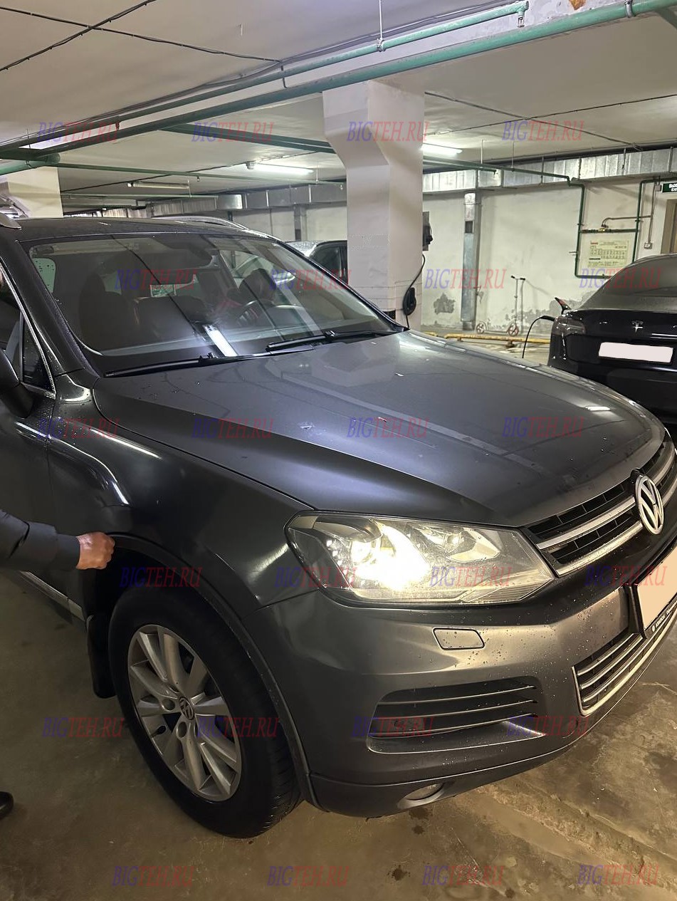 Вид спереди. Замена аккумулятора на Volkswagen Touareg II (2010-2014) Вид спереди. Замена аккумулятора на Volkswagen Touareg II (2010-2014)