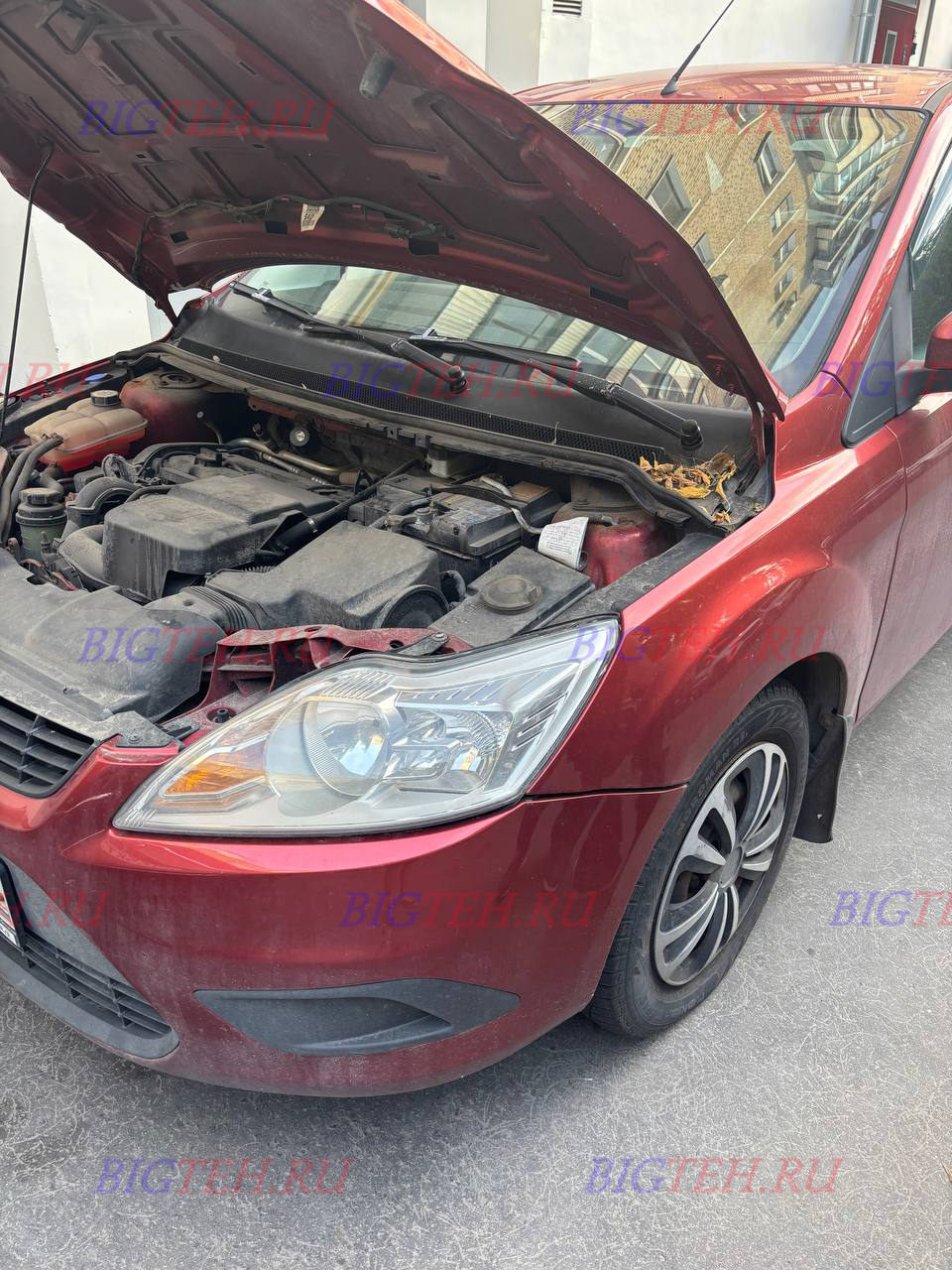 Вид спереди. Замена аккумулятора на Ford Focus II Рестайлинг (2008-2011)