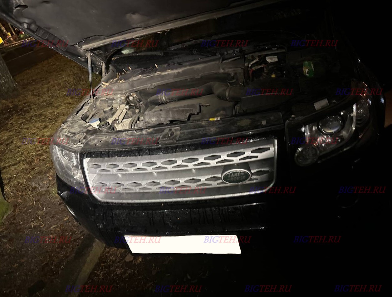 Вид спереди. Замена аккумулятора на Land Rover Freelander 2 diesel 2.0 (150/190 л.с.) рестайлинг 2 2012-2014