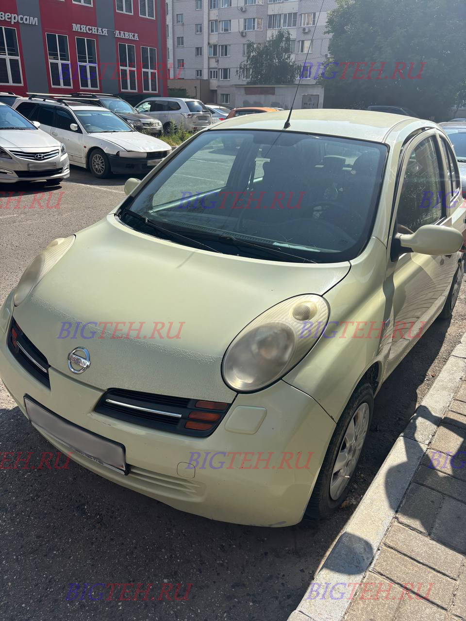 Вид спереди. Замена аккумулятора на Nissan Micra K12 (2002 – 2010)
