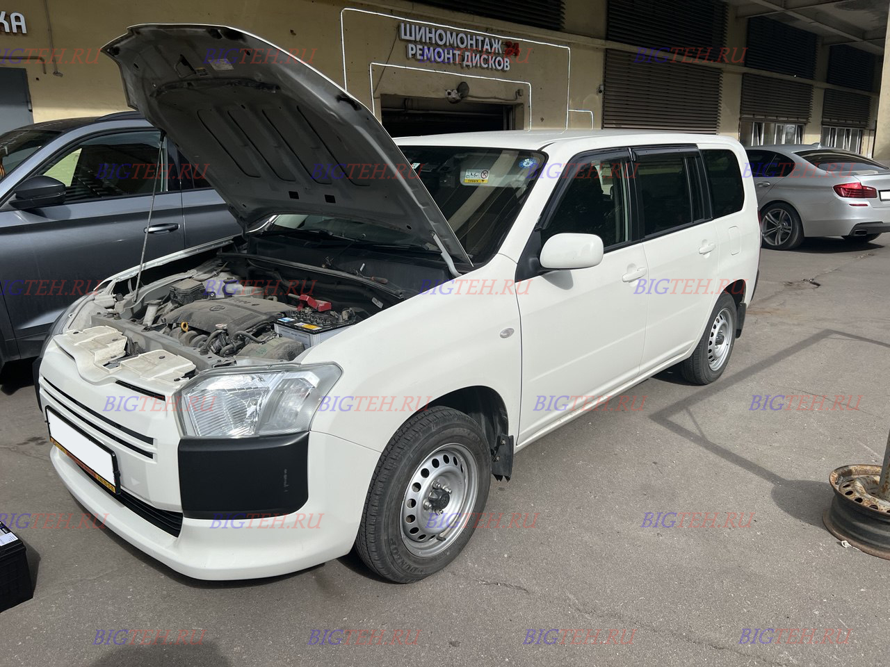 Вид спереди. Замена аккумулятора на Toyota Probox Рестайлинг бензин 1.5 (103/109 л.с.) 2014-2020