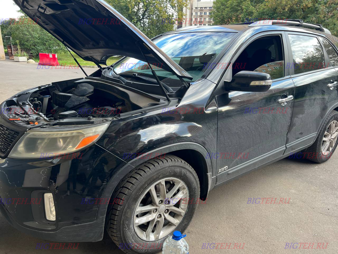 Вид спереди. Замена аккумулятора на Kia Sorento II (XM) 2016г. Рестайлинг