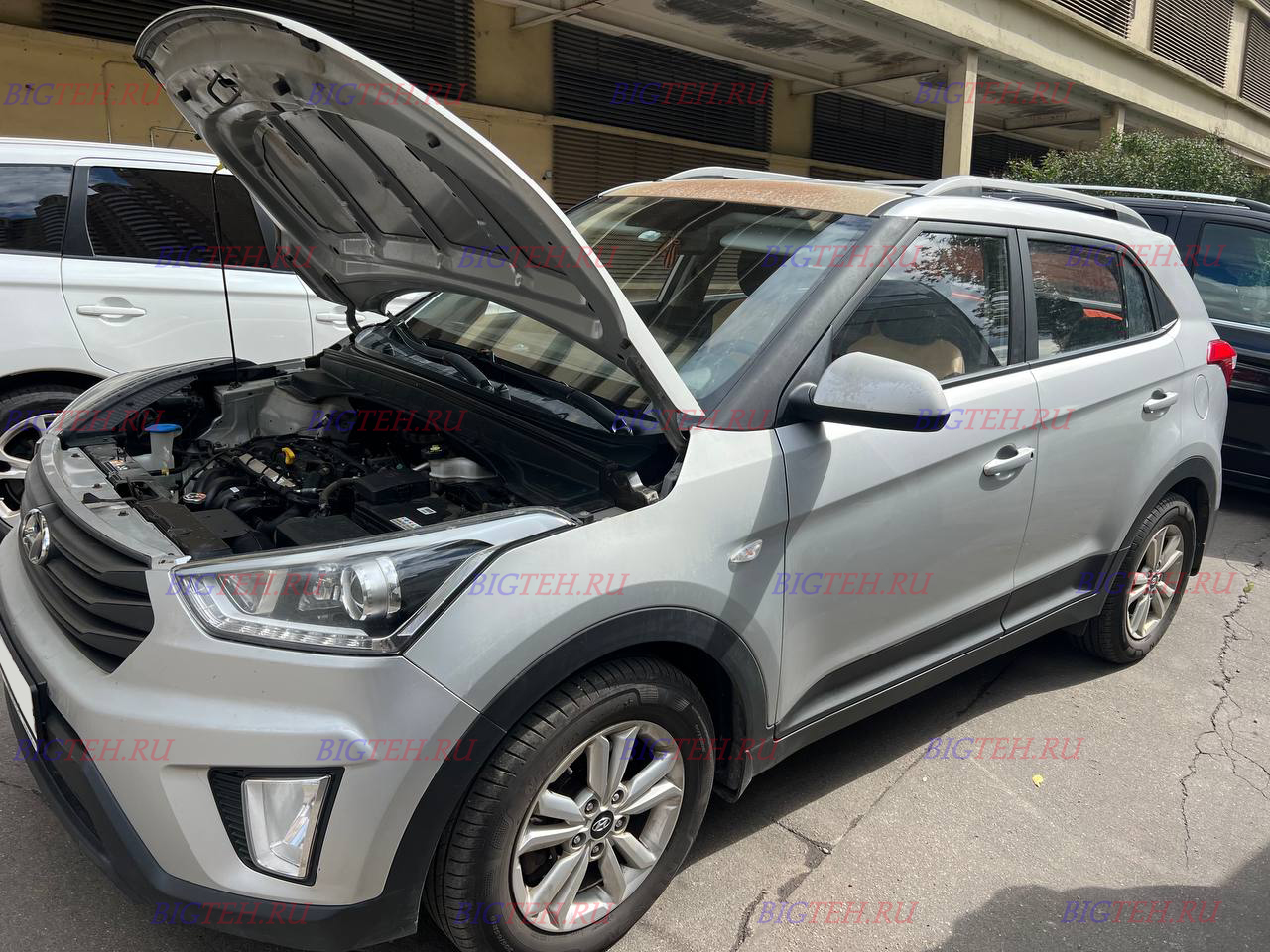 Вид спереди. Замена аккумулятора на Hyundai Creta I бензин 2.0 (149 л.с.) 2017г Вид спереди. Замена аккумулятора на Hyundai Creta I бензин 2.0 (149 л.с.) 2017г